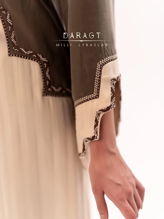 Türkmen fasonlar pombarh fasonlar Fasonlar 2025 fasonlar fason moda modalar Bezen bezen Türkmen fasonlar 2026 Türkmen fasonlar 2025 Türkmen fasonlar 2024 Türkmen fasonlar 2023 turkmenistan türkmenistan turkmen türkmen ashgabat  asgabat aşgabat balkan mary lebap dashoguz dasoguz daşoguz pombarh ponbarhat gulyupek gülýüpek stapel ştapel Gralan Çüýdeşen Abaýa Gadymy Krep Gurultaý 	Keteni Ýüpek Şifon Gipýur Lyon Welwet Atlas Kaşemir Streýç Suzana Ştapel Gülýüpek Pombarh Ýupka Gursakça Aksesuarlar Palto Penjek Okuw eşik Fata Sport eşik Uniforma Nakidka Öýme Şarf kompýuter ýaka ýaglyk Arenda köýnek 2nji el köýnek Taýyn köýnek Matalar Milli lybas milli lybaslar Toý köýnek Toý köýnekler toy koynek toy koynekler gundelik koynekler Gündelik	 
 köýnekler fata koynek Modern taze fason Eskiz koynektm turkmenkoynek türkmenkoynek fason moda moda fasonlar Iş eşik el iş	sada	ýakaly ýakasyz	keşdeli biserli	ýeňli giň nagyşly ýüregi açyk stoýka ýaka ýanly kombinasiýa 	zerli üsti aşak guşakly seçekli gysga ýeňli Gülýüpek Gündelik, Milli lybas el iş, keşdeli, ýakaly, ýeňli, gysga ýeňli, giň, nagyşly 17-25, 26-35 Bežewyý, Ýaşyl, Wizon yaz, tomus, guyz