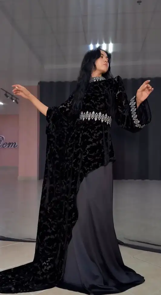 Türkmen fasonlar pombarh fasonlar Fasonlar 2025 fasonlar fason moda modalar Bezen bezen Türkmen fasonlar 2026 Türkmen fasonlar 2025 Türkmen fasonlar 2024 Türkmen fasonlar 2023 turkmenistan türkmenistan turkmen türkmen ashgabat  asgabat aşgabat balkan mary lebap dashoguz dasoguz daşoguz pombarh ponbarhat gulyupek gülýüpek stapel ştapel Gralan Çüýdeşen Abaýa Gadymy Krep Gurultaý 	Keteni Ýüpek Şifon Gipýur Lyon Welwet Atlas Kaşemir Streýç Suzana Ştapel Gülýüpek Pombarh Ýupka Gursakça Aksesuarlar Palto Penjek Okuw eşik Fata Sport eşik Uniforma Nakidka Öýme Şarf kompýuter ýaka ýaglyk Arenda köýnek 2nji el köýnek Taýyn köýnek Matalar Milli lybas milli lybaslar Toý köýnek Toý köýnekler toy koynek toy koynekler gundelik koynekler Gündelik	 
 köýnekler fata koynek Modern taze fason Eskiz koynektm turkmenkoynek türkmenkoynek fason moda moda fasonlar Iş eşik el iş	sada	ýakaly ýakasyz	keşdeli biserli	ýeňli giň nagyşly ýüregi açyk stoýka ýaka ýanly kombinasiýa 	zerli üsti aşak guşakly seçekli gysga ýeňli Panbarhat (Pombarh) Modern ýakasyz, gysga ýeňli, giň, kombinasiýa 17-25, 26-35 Gara, Goýy-çal yaz, tomus, guyz