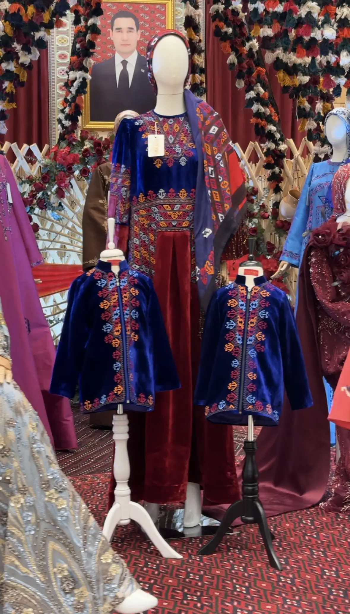 Türkmen fasonlar pombarh fasonlar Fasonlar 2025 fasonlar fason moda modalar Bezen bezen Türkmen fasonlar 2026 Türkmen fasonlar 2025 Türkmen fasonlar 2024 Türkmen fasonlar 2023 turkmenistan türkmenistan turkmen türkmen ashgabat  asgabat aşgabat balkan mary lebap dashoguz dasoguz daşoguz pombarh ponbarhat gulyupek gülýüpek stapel ştapel Gralan Çüýdeşen Abaýa Gadymy Krep Gurultaý 	Keteni Ýüpek Şifon Gipýur Lyon Welwet Atlas Kaşemir Streýç Suzana Ştapel Gülýüpek Pombarh Ýupka Gursakça Aksesuarlar Palto Penjek Okuw eşik Fata Sport eşik Uniforma Nakidka Öýme Şarf kompýuter ýaka ýaglyk Arenda köýnek 2nji el köýnek Taýyn köýnek Matalar Milli lybas milli lybaslar Toý köýnek Toý köýnekler toy koynek toy koynekler gundelik koynekler Gündelik	 
 köýnekler fata koynek Modern taze fason Eskiz koynektm turkmenkoynek türkmenkoynek fason moda moda fasonlar Iş eşik el iş	sada	ýakaly ýakasyz	keşdeli biserli	ýeňli giň nagyşly ýüregi açyk stoýka ýaka ýanly kombinasiýa 	zerli üsti aşak guşakly seçekli gysga ýeňli Panbarhat (Pombarh) Toý köýnek TürkmenTextile Expo 2025 26-35, 35+ Goýy-gök yaz, guyz, gysh