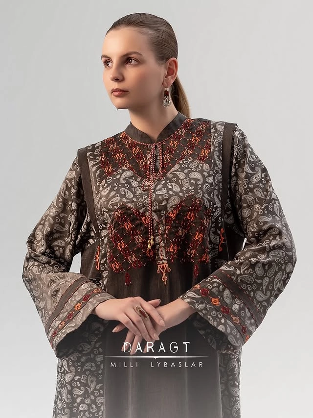 Türkmen fasonlar pombarh fasonlar Fasonlar 2025 fasonlar fason moda modalar Bezen bezen Türkmen fasonlar 2026 Türkmen fasonlar 2025 Türkmen fasonlar 2024 Türkmen fasonlar 2023 turkmenistan türkmenistan turkmen türkmen ashgabat  asgabat aşgabat balkan mary lebap dashoguz dasoguz daşoguz pombarh ponbarhat gulyupek gülýüpek stapel ştapel Gralan Çüýdeşen Abaýa Gadymy Krep Gurultaý 	Keteni Ýüpek Şifon Gipýur Lyon Welwet Atlas Kaşemir Streýç Suzana Ştapel Gülýüpek Pombarh Ýupka Gursakça Aksesuarlar Palto Penjek Okuw eşik Fata Sport eşik Uniforma Nakidka Öýme Şarf kompýuter ýaka ýaglyk Arenda köýnek 2nji el köýnek Taýyn köýnek Matalar Milli lybas milli lybaslar Toý köýnek Toý köýnekler toy koynek toy koynekler gundelik koynekler Gündelik	 
 köýnekler fata koynek Modern taze fason Eskiz koynektm turkmenkoynek türkmenkoynek fason moda moda fasonlar Iş eşik el iş	sada	ýakaly ýakasyz	keşdeli biserli	ýeňli giň nagyşly ýüregi açyk stoýka ýaka ýanly kombinasiýa 	zerli üsti aşak guşakly seçekli gysga ýeňli Gülýüpek Modern, Milli lybas el iş, keşdeli, ýakasyz, ýanly, ýeňli, giň, nagyşly 17-25, 26-35 Çal, Goýy-goňur yaz, tomus, guyz, gysh