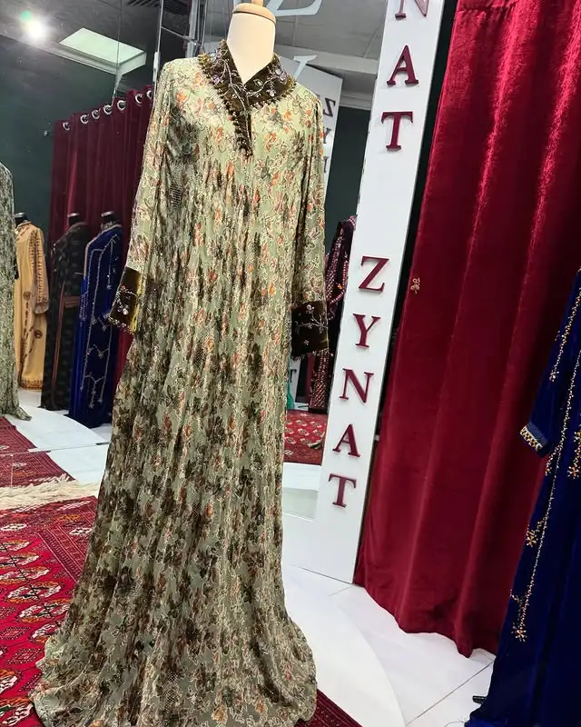 Türkmen fasonlar pombarh fasonlar Fasonlar 2025 fasonlar fason moda modalar Bezen bezen Türkmen fasonlar 2026 Türkmen fasonlar 2025 Türkmen fasonlar 2024 Türkmen fasonlar 2023 turkmenistan türkmenistan turkmen türkmen ashgabat  asgabat aşgabat balkan mary lebap dashoguz dasoguz daşoguz pombarh ponbarhat gulyupek gülýüpek stapel ştapel Gralan Çüýdeşen Abaýa Gadymy Krep Gurultaý 	Keteni Ýüpek Şifon Gipýur Lyon Welwet Atlas Kaşemir Streýç Suzana Ştapel Gülýüpek Pombarh Ýupka Gursakça Aksesuarlar Palto Penjek Okuw eşik Fata Sport eşik Uniforma Nakidka Öýme Şarf kompýuter ýaka ýaglyk Arenda köýnek 2nji el köýnek Taýyn köýnek Matalar Milli lybas milli lybaslar Toý köýnek Toý köýnekler toy koynek toy koynekler gundelik koynekler Gündelik	 
 köýnekler fata koynek Modern taze fason Eskiz koynektm turkmenkoynek türkmenkoynek fason moda moda fasonlar Iş eşik el iş	sada	ýakaly ýakasyz	keşdeli biserli	ýeňli giň nagyşly ýüregi açyk stoýka ýaka ýanly kombinasiýa 	zerli üsti aşak guşakly seçekli gysga ýeňli Panbarhat (Pombarh), Lyon, Ýüpek Toý köýnek el iş, sada, ýakasyz, biserli, ýeňli, giň, kombinasiýa 17-25, 26-35 Bežewyý, Goňur, Altyn yaz, tomus