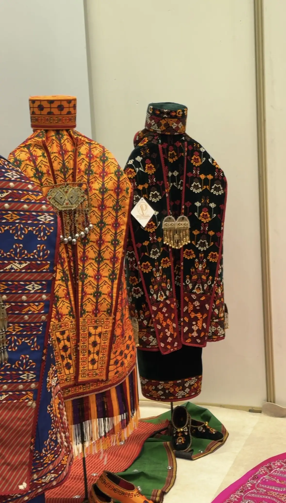 Türkmen fasonlar pombarh fasonlar Fasonlar 2025 fasonlar fason moda modalar Bezen bezen Türkmen fasonlar 2026 Türkmen fasonlar 2025 Türkmen fasonlar 2024 Türkmen fasonlar 2023 turkmenistan türkmenistan turkmen türkmen ashgabat  asgabat aşgabat balkan mary lebap dashoguz dasoguz daşoguz pombarh ponbarhat gulyupek gülýüpek stapel ştapel Gralan Çüýdeşen Abaýa Gadymy Krep Gurultaý 	Keteni Ýüpek Şifon Gipýur Lyon Welwet Atlas Kaşemir Streýç Suzana Ştapel Gülýüpek Pombarh Ýupka Gursakça Aksesuarlar Palto Penjek Okuw eşik Fata Sport eşik Uniforma Nakidka Öýme Şarf kompýuter ýaka ýaglyk Arenda köýnek 2nji el köýnek Taýyn köýnek Matalar Milli lybas milli lybaslar Toý köýnek Toý köýnekler toy koynek toy koynekler gundelik koynekler Gündelik	 
 köýnekler fata koynek Modern taze fason Eskiz koynektm turkmenkoynek türkmenkoynek fason moda moda fasonlar Iş eşik el iş	sada	ýakaly ýakasyz	keşdeli biserli	ýeňli giň nagyşly ýüregi açyk stoýka ýaka ýanly kombinasiýa 	zerli üsti aşak guşakly seçekli gysga ýeňli Keteni, Gadymy Milli lybas TürkmenTextile Expo 2025 17-25, 26-35 Gara, Goýy-gök, Sary yaz, guyz, gysh