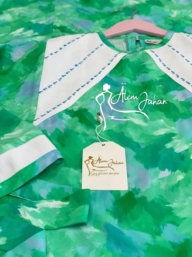 Türkmen fasonlar pombarh fasonlar Fasonlar 2025 fasonlar fason moda modalar Bezen bezen Türkmen fasonlar 2026 Türkmen fasonlar 2025 Türkmen fasonlar 2024 Türkmen fasonlar 2023 turkmenistan türkmenistan turkmen türkmen ashgabat  asgabat aşgabat balkan mary lebap dashoguz dasoguz daşoguz pombarh ponbarhat gulyupek gülýüpek stapel ştapel Gralan Çüýdeşen Abaýa Gadymy Krep Gurultaý 	Keteni Ýüpek Şifon Gipýur Lyon Welwet Atlas Kaşemir Streýç Suzana Ştapel Gülýüpek Pombarh Ýupka Gursakça Aksesuarlar Palto Penjek Okuw eşik Fata Sport eşik Uniforma Nakidka Öýme Şarf kompýuter ýaka ýaglyk Arenda köýnek 2nji el köýnek Taýyn köýnek Matalar Milli lybas milli lybaslar Toý köýnek Toý köýnekler toy koynek toy koynekler gundelik koynekler Gündelik	 
 köýnekler fata koynek Modern taze fason Eskiz koynektm turkmenkoynek türkmenkoynek fason moda moda fasonlar Iş eşik el iş	sada	ýakaly ýakasyz	keşdeli biserli	ýeňli giň nagyşly ýüregi açyk stoýka ýaka ýanly kombinasiýa 	zerli üsti aşak guşakly seçekli gysga ýeňli Suzana Gündelik ýakasyz, ýeňli, giň 17-25, 26-35 Gök, Ýaşyl yaz, tomus, guyz