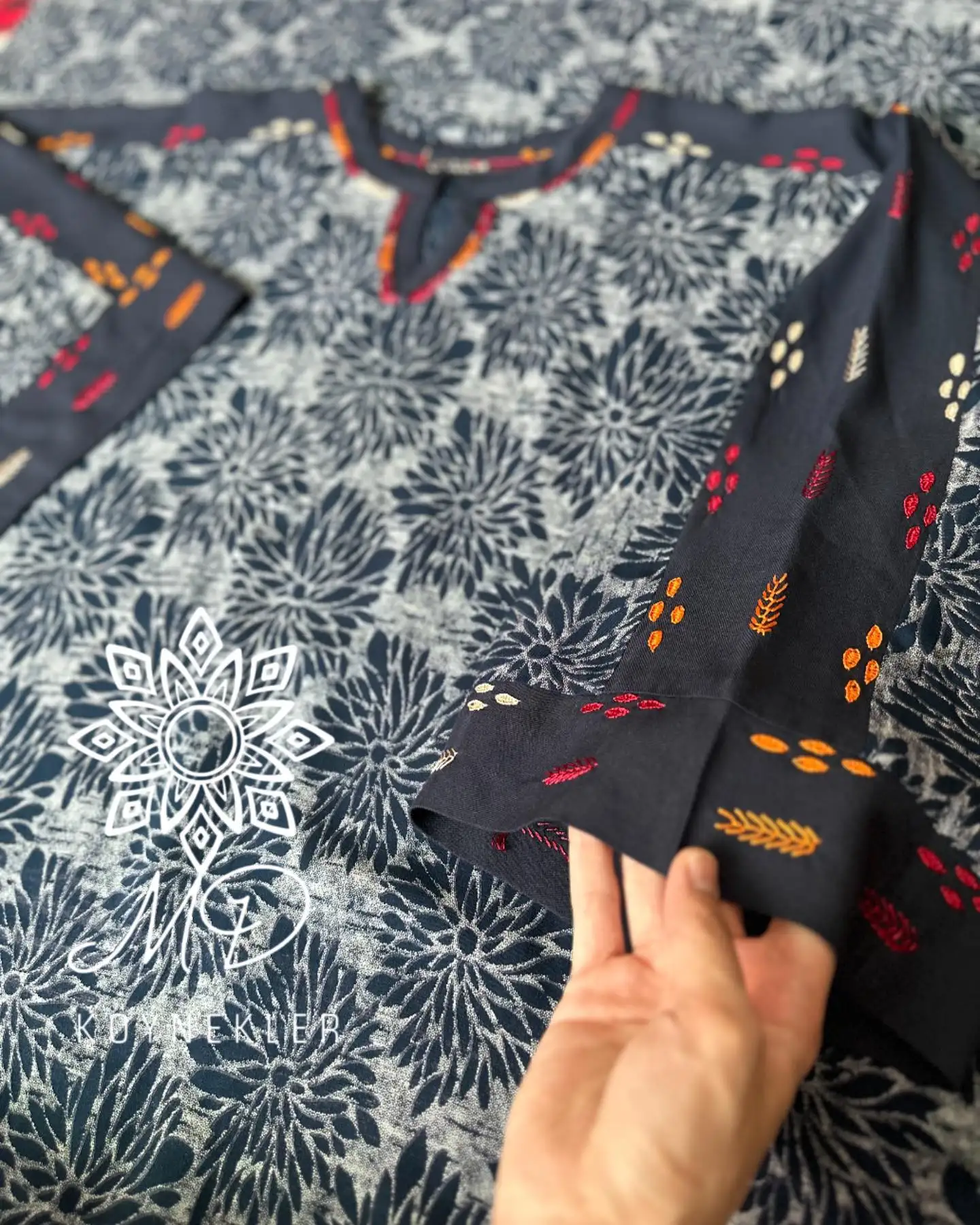 Türkmen fasonlar pombarh fasonlar Fasonlar 2025 fasonlar fason moda modalar Bezen bezen Türkmen fasonlar 2026 Türkmen fasonlar 2025 Türkmen fasonlar 2024 Türkmen fasonlar 2023 turkmenistan türkmenistan turkmen türkmen ashgabat  asgabat aşgabat balkan mary lebap dashoguz dasoguz daşoguz pombarh ponbarhat gulyupek gülýüpek stapel ştapel Gralan Çüýdeşen Abaýa Gadymy Krep Gurultaý 	Keteni Ýüpek Şifon Gipýur Lyon Welwet Atlas Kaşemir Streýç Suzana Ştapel Gülýüpek Pombarh Ýupka Gursakça Aksesuarlar Palto Penjek Okuw eşik Fata Sport eşik Uniforma Nakidka Öýme Şarf kompýuter ýaka ýaglyk Arenda köýnek 2nji el köýnek Taýyn köýnek Matalar Milli lybas milli lybaslar Toý köýnek Toý köýnekler toy koynek toy koynekler gundelik koynekler Gündelik	 
 köýnekler fata koynek Modern taze fason Eskiz koynektm turkmenkoynek türkmenkoynek fason moda moda fasonlar Iş eşik el iş	sada	ýakaly ýakasyz	keşdeli biserli	ýeňli giň nagyşly ýüregi açyk stoýka ýaka ýanly kombinasiýa 	zerli üsti aşak guşakly seçekli gysga ýeňli Ştapel Gündelik el iş, ýakasyz  Gara