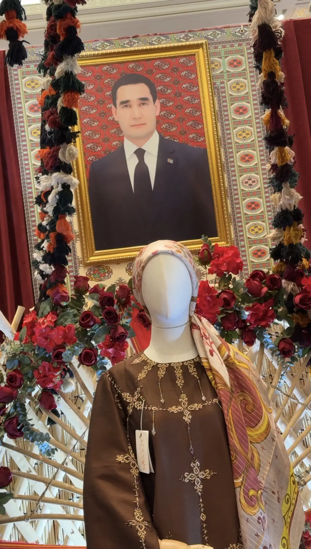 Türkmen fasonlar pombarh fasonlar Fasonlar 2025 fasonlar fason moda modalar Bezen bezen Türkmen fasonlar 2026 Türkmen fasonlar 2025 Türkmen fasonlar 2024 Türkmen fasonlar 2023 turkmenistan türkmenistan turkmen türkmen ashgabat  asgabat aşgabat balkan mary lebap dashoguz dasoguz daşoguz pombarh ponbarhat gulyupek gülýüpek stapel ştapel Gralan Çüýdeşen Abaýa Gadymy Krep Gurultaý 	Keteni Ýüpek Şifon Gipýur Lyon Welwet Atlas Kaşemir Streýç Suzana Ştapel Gülýüpek Pombarh Ýupka Gursakça Aksesuarlar Palto Penjek Okuw eşik Fata Sport eşik Uniforma Nakidka Öýme Şarf kompýuter ýaka ýaglyk Arenda köýnek 2nji el köýnek Taýyn köýnek Matalar Milli lybas milli lybaslar Toý köýnek Toý köýnekler toy koynek toy koynekler gundelik koynekler Gündelik	 
 köýnekler fata koynek Modern taze fason Eskiz koynektm turkmenkoynek türkmenkoynek fason moda moda fasonlar Iş eşik el iş	sada	ýakaly ýakasyz	keşdeli biserli	ýeňli giň nagyşly ýüregi açyk stoýka ýaka ýanly kombinasiýa 	zerli üsti aşak guşakly seçekli gysga ýeňli Keteni, Şantu Toý köýnek TürkmenTextile Expo 2025 26-35 Goňur tomus, guyz