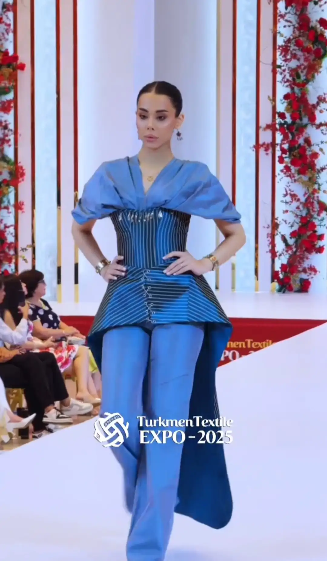 Türkmen fasonlar pombarh fasonlar Fasonlar 2025 fasonlar fason moda modalar Bezen bezen Türkmen fasonlar 2026 Türkmen fasonlar 2025 Türkmen fasonlar 2024 Türkmen fasonlar 2023 turkmenistan türkmenistan turkmen türkmen ashgabat  asgabat aşgabat balkan mary lebap dashoguz dasoguz daşoguz pombarh ponbarhat gulyupek gülýüpek stapel ştapel Gralan Çüýdeşen Abaýa Gadymy Krep Gurultaý 	Keteni Ýüpek Şifon Gipýur Lyon Welwet Atlas Kaşemir Streýç Suzana Ştapel Gülýüpek Pombarh Ýupka Gursakça Aksesuarlar Palto Penjek Okuw eşik Fata Sport eşik Uniforma Nakidka Öýme Şarf kompýuter ýaka ýaglyk Arenda köýnek 2nji el köýnek Taýyn köýnek Matalar Milli lybas milli lybaslar Toý köýnek Toý köýnekler toy koynek toy koynekler gundelik koynekler Gündelik	 
 köýnekler fata koynek Modern taze fason Eskiz koynektm turkmenkoynek türkmenkoynek fason moda moda fasonlar Iş eşik el iş	sada	ýakaly ýakasyz	keşdeli biserli	ýeňli giň nagyşly ýüregi açyk stoýka ýaka ýanly kombinasiýa 	zerli üsti aşak guşakly seçekli gysga ýeňli Lyon Modern TürkmenTextile Expo 2025 17-25, 26-35 Gök yaz, tomus, guyz