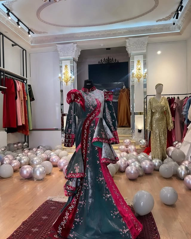 Türkmen fasonlar pombarh fasonlar Fasonlar 2025 fasonlar fason moda modalar Bezen bezen Türkmen fasonlar 2026 Türkmen fasonlar 2025 Türkmen fasonlar 2024 Türkmen fasonlar 2023 turkmenistan türkmenistan turkmen türkmen ashgabat  asgabat aşgabat balkan mary lebap dashoguz dasoguz daşoguz pombarh ponbarhat gulyupek gülýüpek stapel ştapel Gralan Çüýdeşen Abaýa Gadymy Krep Gurultaý 	Keteni Ýüpek Şifon Gipýur Lyon Welwet Atlas Kaşemir Streýç Suzana Ştapel Gülýüpek Pombarh Ýupka Gursakça Aksesuarlar Palto Penjek Okuw eşik Fata Sport eşik Uniforma Nakidka Öýme Şarf kompýuter ýaka ýaglyk Arenda köýnek 2nji el köýnek Taýyn köýnek Matalar Milli lybas milli lybaslar Toý köýnek Toý köýnekler toy koynek toy koynekler gundelik koynekler Gündelik	 
 köýnekler fata koynek Modern taze fason Eskiz koynektm turkmenkoynek türkmenkoynek fason moda moda fasonlar Iş eşik el iş	sada	ýakaly ýakasyz	keşdeli biserli	ýeňli giň nagyşly ýüregi açyk stoýka ýaka ýanly kombinasiýa 	zerli üsti aşak guşakly seçekli gysga ýeňli Panbarhat (Pombarh), Ýüpek, Keteni Toý köýnek, Milli lybas, Modern el iş, keşdeli, ýakaly, biserli, ýeňli, giň, kombinasiýa, nagyşly, seçekli 26-35, 35+ Gara, Gyzyl, Goňur, Goýy-ýaşyl, Goýy-çal