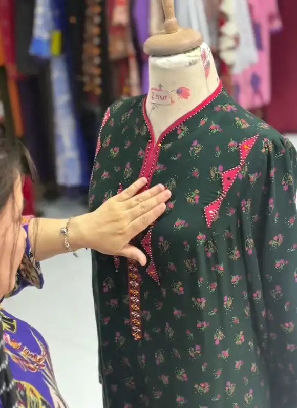 Türkmen fasonlar pombarh fasonlar Fasonlar 2025 fasonlar fason moda modalar Bezen bezen Türkmen fasonlar 2026 Türkmen fasonlar 2025 Türkmen fasonlar 2024 Türkmen fasonlar 2023 turkmenistan türkmenistan turkmen türkmen ashgabat  asgabat aşgabat balkan mary lebap dashoguz dasoguz daşoguz pombarh ponbarhat gulyupek gülýüpek stapel ştapel Gralan Çüýdeşen Abaýa Gadymy Krep Gurultaý 	Keteni Ýüpek Şifon Gipýur Lyon Welwet Atlas Kaşemir Streýç Suzana Ştapel Gülýüpek Pombarh Ýupka Gursakça Aksesuarlar Palto Penjek Okuw eşik Fata Sport eşik Uniforma Nakidka Öýme Şarf kompýuter ýaka ýaglyk Arenda köýnek 2nji el köýnek Taýyn köýnek Matalar Milli lybas milli lybaslar Toý köýnek Toý köýnekler toy koynek toy koynekler gundelik koynekler Gündelik	 
 köýnekler fata koynek Modern taze fason Eskiz koynektm turkmenkoynek türkmenkoynek fason moda moda fasonlar Iş eşik el iş	sada	ýakaly ýakasyz	keşdeli biserli	ýeňli giň nagyşly ýüregi açyk stoýka ýaka ýanly kombinasiýa 	zerli üsti aşak guşakly seçekli gysga ýeňli Ştapel Gündelik el iş, keşdeli, ýakaly, ýeňli, giň 17-25, 26-35 Goýy-ýaşyl tomus, guyz