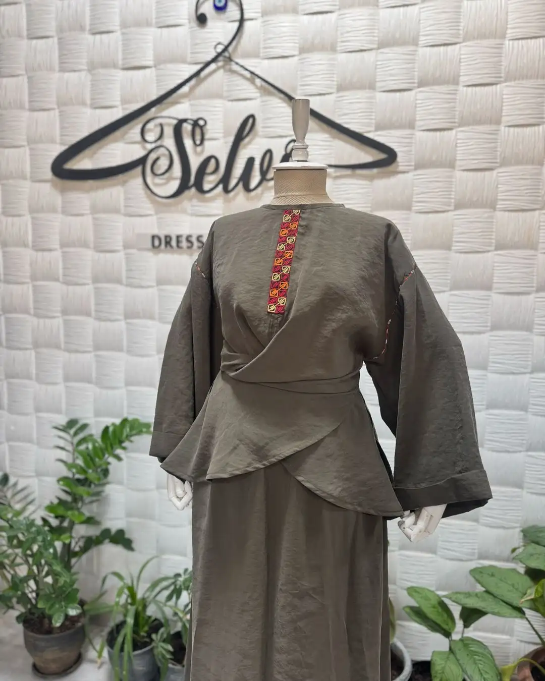 Türkmen fasonlar pombarh fasonlar Fasonlar 2025 fasonlar fason moda modalar Bezen bezen Türkmen fasonlar 2026 Türkmen fasonlar 2025 Türkmen fasonlar 2024 Türkmen fasonlar 2023 turkmenistan türkmenistan turkmen türkmen ashgabat  asgabat aşgabat balkan mary lebap dashoguz dasoguz daşoguz pombarh ponbarhat gulyupek gülýüpek stapel ştapel Gralan Çüýdeşen Abaýa Gadymy Krep Gurultaý 	Keteni Ýüpek Şifon Gipýur Lyon Welwet Atlas Kaşemir Streýç Suzana Ştapel Gülýüpek Pombarh Ýupka Gursakça Aksesuarlar Palto Penjek Okuw eşik Fata Sport eşik Uniforma Nakidka Öýme Şarf kompýuter ýaka ýaglyk Arenda köýnek 2nji el köýnek Taýyn köýnek Matalar Milli lybas milli lybaslar Toý köýnek Toý köýnekler toy koynek toy koynekler gundelik koynekler Gündelik	 
 köýnekler fata koynek Modern taze fason Eskiz koynektm turkmenkoynek türkmenkoynek fason moda moda fasonlar Iş eşik el iş	sada	ýakaly ýakasyz	keşdeli biserli	ýeňli giň nagyşly ýüregi açyk stoýka ýaka ýanly kombinasiýa 	zerli üsti aşak guşakly seçekli gysga ýeňli Ýüpek, Lyon Gündelik sada, nagyşly  Bežewyý, Gök, Goýy-gyzyl, Wizon, Goýy-çal  Taýyn köýnek