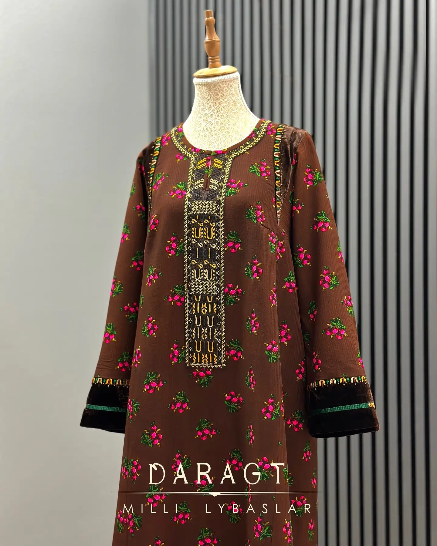 Türkmen fasonlar pombarh fasonlar Fasonlar 2025 fasonlar fason moda modalar Bezen bezen Türkmen fasonlar 2026 Türkmen fasonlar 2025 Türkmen fasonlar 2024 Türkmen fasonlar 2023 turkmenistan türkmenistan turkmen türkmen ashgabat  asgabat aşgabat balkan mary lebap dashoguz dasoguz daşoguz pombarh ponbarhat gulyupek gülýüpek stapel ştapel Gralan Çüýdeşen Abaýa Gadymy Krep Gurultaý 	Keteni Ýüpek Şifon Gipýur Lyon Welwet Atlas Kaşemir Streýç Suzana Ştapel Gülýüpek Pombarh Ýupka Gursakça Aksesuarlar Palto Penjek Okuw eşik Fata Sport eşik Uniforma Nakidka Öýme Şarf kompýuter ýaka ýaglyk Arenda köýnek 2nji el köýnek Taýyn köýnek Matalar Milli lybas milli lybaslar Toý köýnek Toý köýnekler toy koynek toy koynekler gundelik koynekler Gündelik	 
 köýnekler fata koynek Modern taze fason Eskiz koynektm turkmenkoynek türkmenkoynek fason moda moda fasonlar Iş eşik el iş	sada	ýakaly ýakasyz	keşdeli biserli	ýeňli giň nagyşly ýüregi açyk stoýka ýaka ýanly kombinasiýa 	zerli üsti aşak guşakly seçekli gysga ýeňli Ştapel Gündelik el iş, ýakaly  Goňur