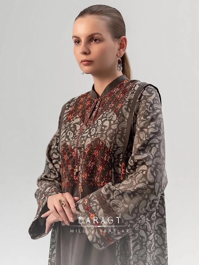 Türkmen fasonlar pombarh fasonlar Fasonlar 2025 fasonlar fason moda modalar Bezen bezen Türkmen fasonlar 2026 Türkmen fasonlar 2025 Türkmen fasonlar 2024 Türkmen fasonlar 2023 turkmenistan türkmenistan turkmen türkmen ashgabat  asgabat aşgabat balkan mary lebap dashoguz dasoguz daşoguz pombarh ponbarhat gulyupek gülýüpek stapel ştapel Gralan Çüýdeşen Abaýa Gadymy Krep Gurultaý 	Keteni Ýüpek Şifon Gipýur Lyon Welwet Atlas Kaşemir Streýç Suzana Ştapel Gülýüpek Pombarh Ýupka Gursakça Aksesuarlar Palto Penjek Okuw eşik Fata Sport eşik Uniforma Nakidka Öýme Şarf kompýuter ýaka ýaglyk Arenda köýnek 2nji el köýnek Taýyn köýnek Matalar Milli lybas milli lybaslar Toý köýnek Toý köýnekler toy koynek toy koynekler gundelik koynekler Gündelik	 
 köýnekler fata koynek Modern taze fason Eskiz koynektm turkmenkoynek türkmenkoynek fason moda moda fasonlar Iş eşik el iş	sada	ýakaly ýakasyz	keşdeli biserli	ýeňli giň nagyşly ýüregi açyk stoýka ýaka ýanly kombinasiýa 	zerli üsti aşak guşakly seçekli gysga ýeňli Gülýüpek Modern, Milli lybas el iş, keşdeli, ýakasyz, ýanly, ýeňli, giň, nagyşly 17-25, 26-35 Çal, Goýy-goňur yaz, tomus, guyz, gysh