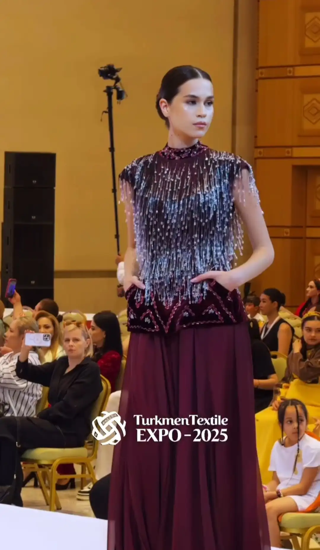 Türkmen fasonlar pombarh fasonlar Fasonlar 2025 fasonlar fason moda modalar Bezen bezen Türkmen fasonlar 2026 Türkmen fasonlar 2025 Türkmen fasonlar 2024 Türkmen fasonlar 2023 turkmenistan türkmenistan turkmen türkmen ashgabat  asgabat aşgabat balkan mary lebap dashoguz dasoguz daşoguz pombarh ponbarhat gulyupek gülýüpek stapel ştapel Gralan Çüýdeşen Abaýa Gadymy Krep Gurultaý 	Keteni Ýüpek Şifon Gipýur Lyon Welwet Atlas Kaşemir Streýç Suzana Ştapel Gülýüpek Pombarh Ýupka Gursakça Aksesuarlar Palto Penjek Okuw eşik Fata Sport eşik Uniforma Nakidka Öýme Şarf kompýuter ýaka ýaglyk Arenda köýnek 2nji el köýnek Taýyn köýnek Matalar Milli lybas milli lybaslar Toý köýnek Toý köýnekler toy koynek toy koynekler gundelik koynekler Gündelik	 
 köýnekler fata koynek Modern taze fason Eskiz koynektm turkmenkoynek türkmenkoynek fason moda moda fasonlar Iş eşik el iş	sada	ýakaly ýakasyz	keşdeli biserli	ýeňli giň nagyşly ýüregi açyk stoýka ýaka ýanly kombinasiýa 	zerli üsti aşak guşakly seçekli gysga ýeňli Lyon, Panbarhat (Pombarh) Modern TürkmenTextile Expo 2025 17-25, 26-35 Goýy-gyzyl yaz, guyz