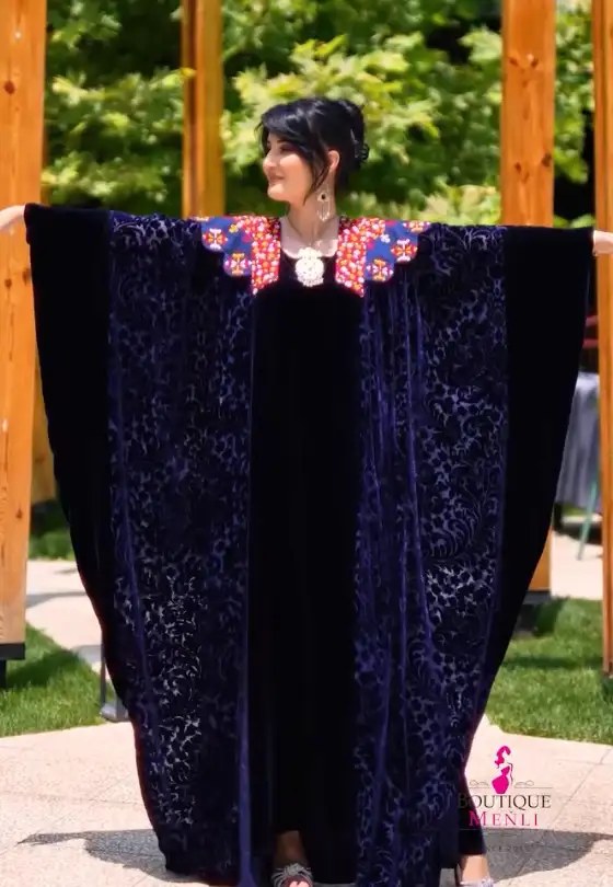 Türkmen fasonlar pombarh fasonlar Fasonlar 2025 fasonlar fason moda modalar Bezen bezen Türkmen fasonlar 2026 Türkmen fasonlar 2025 Türkmen fasonlar 2024 Türkmen fasonlar 2023 turkmenistan türkmenistan turkmen türkmen ashgabat  asgabat aşgabat balkan mary lebap dashoguz dasoguz daşoguz pombarh ponbarhat gulyupek gülýüpek stapel ştapel Gralan Çüýdeşen Abaýa Gadymy Krep Gurultaý 	Keteni Ýüpek Şifon Gipýur Lyon Welwet Atlas Kaşemir Streýç Suzana Ştapel Gülýüpek Pombarh Ýupka Gursakça Aksesuarlar Palto Penjek Okuw eşik Fata Sport eşik Uniforma Nakidka Öýme Şarf kompýuter ýaka ýaglyk Arenda köýnek 2nji el köýnek Taýyn köýnek Matalar Milli lybas milli lybaslar Toý köýnek Toý köýnekler toy koynek toy koynekler gundelik koynekler Gündelik	 
 köýnekler fata koynek Modern taze fason Eskiz koynektm turkmenkoynek türkmenkoynek fason moda moda fasonlar Iş eşik el iş	sada	ýakaly ýakasyz	keşdeli biserli	ýeňli giň nagyşly ýüregi açyk stoýka ýaka ýanly kombinasiýa 	zerli üsti aşak guşakly seçekli gysga ýeňli Panbarhat (Pombarh) Toý köýnek ýakasyz, gysga ýeňli, giň, nagyşly 17-25, 26-35 Goýy-gök yaz, tomus, guyz Taýyn köýnek