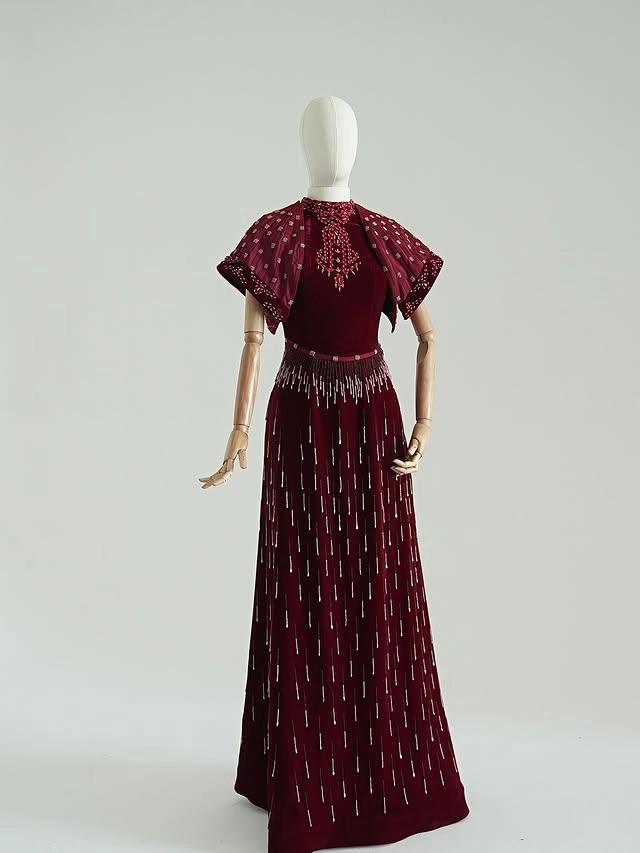 Türkmen fasonlar pombarh fasonlar Fasonlar 2025 fasonlar fason moda modalar Bezen bezen Türkmen fasonlar 2026 Türkmen fasonlar 2025 Türkmen fasonlar 2024 Türkmen fasonlar 2023 turkmenistan türkmenistan turkmen türkmen ashgabat  asgabat aşgabat balkan mary lebap dashoguz dasoguz daşoguz pombarh ponbarhat gulyupek gülýüpek stapel ştapel Gralan Çüýdeşen Abaýa Gadymy Krep Gurultaý 	Keteni Ýüpek Şifon Gipýur Lyon Welwet Atlas Kaşemir Streýç Suzana Ştapel Gülýüpek Pombarh Ýupka Gursakça Aksesuarlar Palto Penjek Okuw eşik Fata Sport eşik Uniforma Nakidka Öýme Şarf kompýuter ýaka ýaglyk Arenda köýnek 2nji el köýnek Taýyn köýnek Matalar Milli lybas milli lybaslar Toý köýnek Toý köýnekler toy koynek toy koynekler gundelik koynekler Gündelik	 
 köýnekler fata koynek Modern taze fason Eskiz koynektm turkmenkoynek türkmenkoynek fason moda moda fasonlar Iş eşik el iş	sada	ýakaly ýakasyz	keşdeli biserli	ýeňli giň nagyşly ýüregi açyk stoýka ýaka ýanly kombinasiýa 	zerli üsti aşak guşakly seçekli gysga ýeňli Panbarhat (Pombarh) Toý köýnek, Modern el iş, ýakasyz, gysga ýeňli, giň 26-35 Goýy-gyzyl tomus, guyz Taýyn köýnek