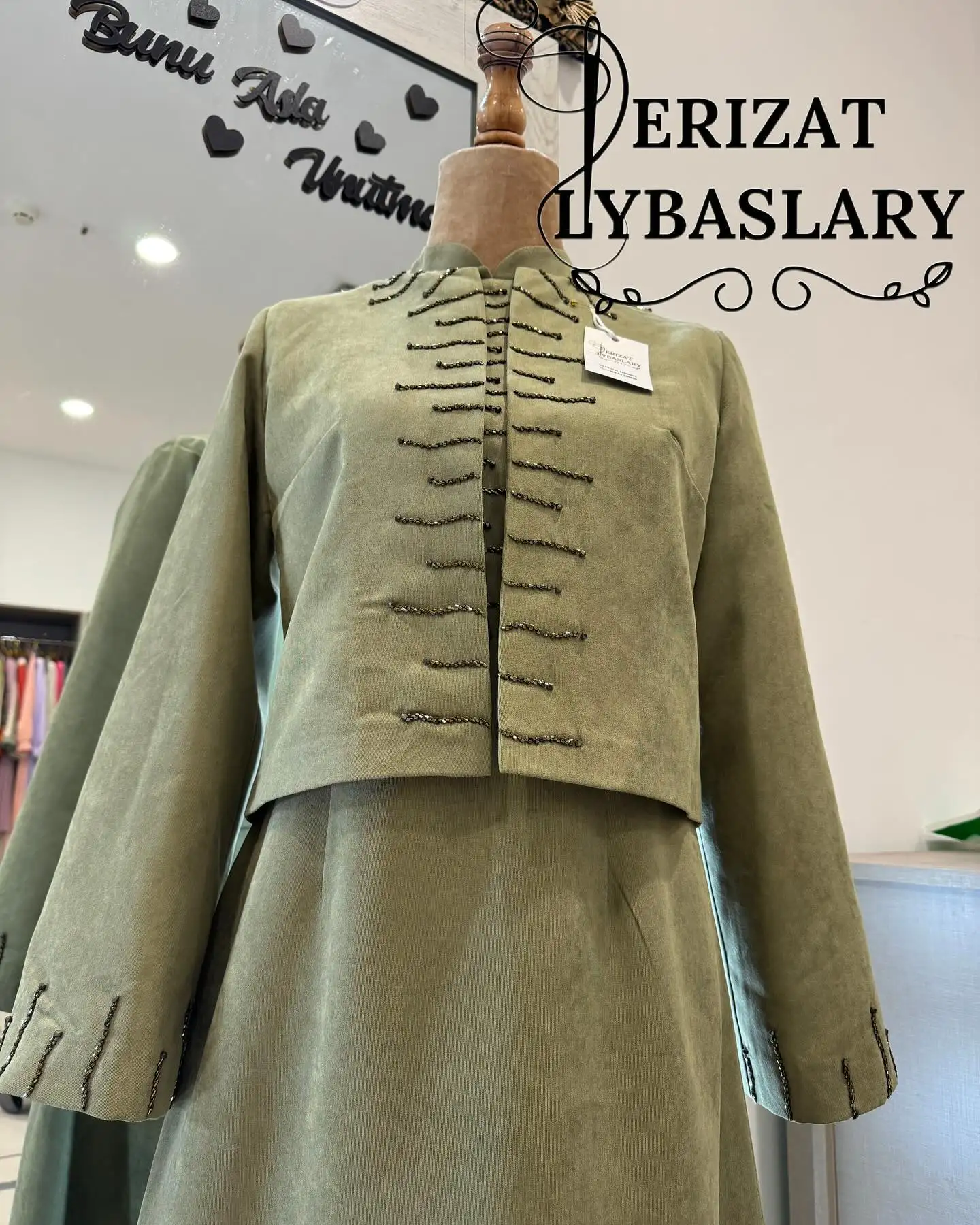 Türkmen fasonlar pombarh fasonlar Fasonlar 2025 fasonlar fason moda modalar Bezen bezen Türkmen fasonlar 2026 Türkmen fasonlar 2025 Türkmen fasonlar 2024 Türkmen fasonlar 2023 turkmenistan türkmenistan turkmen türkmen ashgabat  asgabat aşgabat balkan mary lebap dashoguz dasoguz daşoguz pombarh ponbarhat gulyupek gülýüpek stapel ştapel Gralan Çüýdeşen Abaýa Gadymy Krep Gurultaý 	Keteni Ýüpek Şifon Gipýur Lyon Welwet Atlas Kaşemir Streýç Suzana Ştapel Gülýüpek Pombarh Ýupka Gursakça Aksesuarlar Palto Penjek Okuw eşik Fata Sport eşik Uniforma Nakidka Öýme Şarf kompýuter ýaka ýaglyk Arenda köýnek 2nji el köýnek Taýyn köýnek Matalar Milli lybas milli lybaslar Toý köýnek Toý köýnekler toy koynek toy koynekler gundelik koynekler Gündelik	 
 köýnekler fata koynek Modern taze fason Eskiz koynektm turkmenkoynek türkmenkoynek fason moda moda fasonlar Iş eşik el iş	sada	ýakaly ýakasyz	keşdeli biserli	ýeňli giň nagyşly ýüregi açyk stoýka ýaka ýanly kombinasiýa 	zerli üsti aşak guşakly seçekli gysga ýeňli Welwet Toý köýnek, Gündelik sada, ýakasyz  Haki