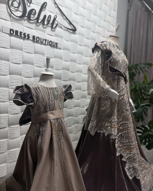 Türkmen fasonlar pombarh fasonlar Fasonlar 2025 fasonlar fason moda modalar Bezen bezen Türkmen fasonlar 2026 Türkmen fasonlar 2025 Türkmen fasonlar 2024 Türkmen fasonlar 2023 turkmenistan türkmenistan turkmen türkmen ashgabat  asgabat aşgabat balkan mary lebap dashoguz dasoguz daşoguz pombarh ponbarhat gulyupek gülýüpek stapel ştapel Gralan Çüýdeşen Abaýa Gadymy Krep Gurultaý 	Keteni Ýüpek Şifon Gipýur Lyon Welwet Atlas Kaşemir Streýç Suzana Ştapel Gülýüpek Pombarh Ýupka Gursakça Aksesuarlar Palto Penjek Okuw eşik Fata Sport eşik Uniforma Nakidka Öýme Şarf kompýuter ýaka ýaglyk Arenda köýnek 2nji el köýnek Taýyn köýnek Matalar Milli lybas milli lybaslar Toý köýnek Toý köýnekler toy koynek toy koynekler gundelik koynekler Gündelik	 
 köýnekler fata koynek Modern taze fason Eskiz koynektm turkmenkoynek türkmenkoynek fason moda moda fasonlar Iş eşik el iş	sada	ýakaly ýakasyz	keşdeli biserli	ýeňli giň nagyşly ýüregi açyk stoýka ýaka ýanly kombinasiýa 	zerli üsti aşak guşakly seçekli gysga ýeňli Şifon, Panbarhat (Pombarh) Toý köýnek el iş, ýakasyz, ýeňli, giň, kombinasiýa, guşakly 17-25, 26-35, 35+ Wizon, Goýy-goňur yaz, tomus, guyz