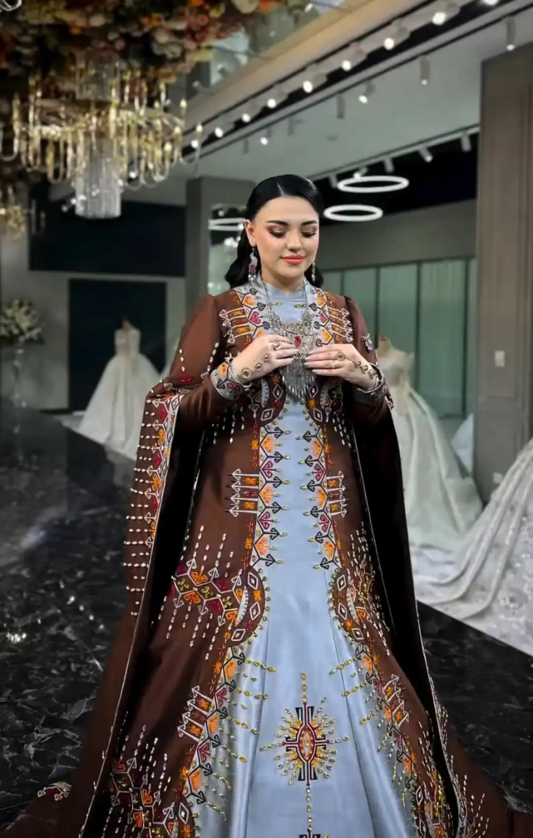 Türkmen fasonlar pombarh fasonlar Fasonlar 2025 fasonlar fason moda modalar Bezen bezen Türkmen fasonlar 2026 Türkmen fasonlar 2025 Türkmen fasonlar 2024 Türkmen fasonlar 2023 turkmenistan türkmenistan turkmen türkmen ashgabat  asgabat aşgabat balkan mary lebap dashoguz dasoguz daşoguz pombarh ponbarhat gulyupek gülýüpek stapel ştapel Gralan Çüýdeşen Abaýa Gadymy Krep Gurultaý 	Keteni Ýüpek Şifon Gipýur Lyon Welwet Atlas Kaşemir Streýç Suzana Ştapel Gülýüpek Pombarh Ýupka Gursakça Aksesuarlar Palto Penjek Okuw eşik Fata Sport eşik Uniforma Nakidka Öýme Şarf kompýuter ýaka ýaglyk Arenda köýnek 2nji el köýnek Taýyn köýnek Matalar Milli lybas milli lybaslar Toý köýnek Toý köýnekler toy koynek toy koynekler gundelik koynekler Gündelik	 
 köýnekler fata koynek Modern taze fason Eskiz koynektm turkmenkoynek türkmenkoynek fason moda moda fasonlar Iş eşik el iş	sada	ýakaly ýakasyz	keşdeli biserli	ýeňli giň nagyşly ýüregi açyk stoýka ýaka ýanly kombinasiýa 	zerli üsti aşak guşakly seçekli gysga ýeňli Lyon, Ýüpek, Keteni Toý köýnek el iş, keşdeli, ýakasyz, ýeňli, kombinasiýa, nagyşly, seçekli 17-25, 26-35 Goňur, Kümüş yaz, tomus