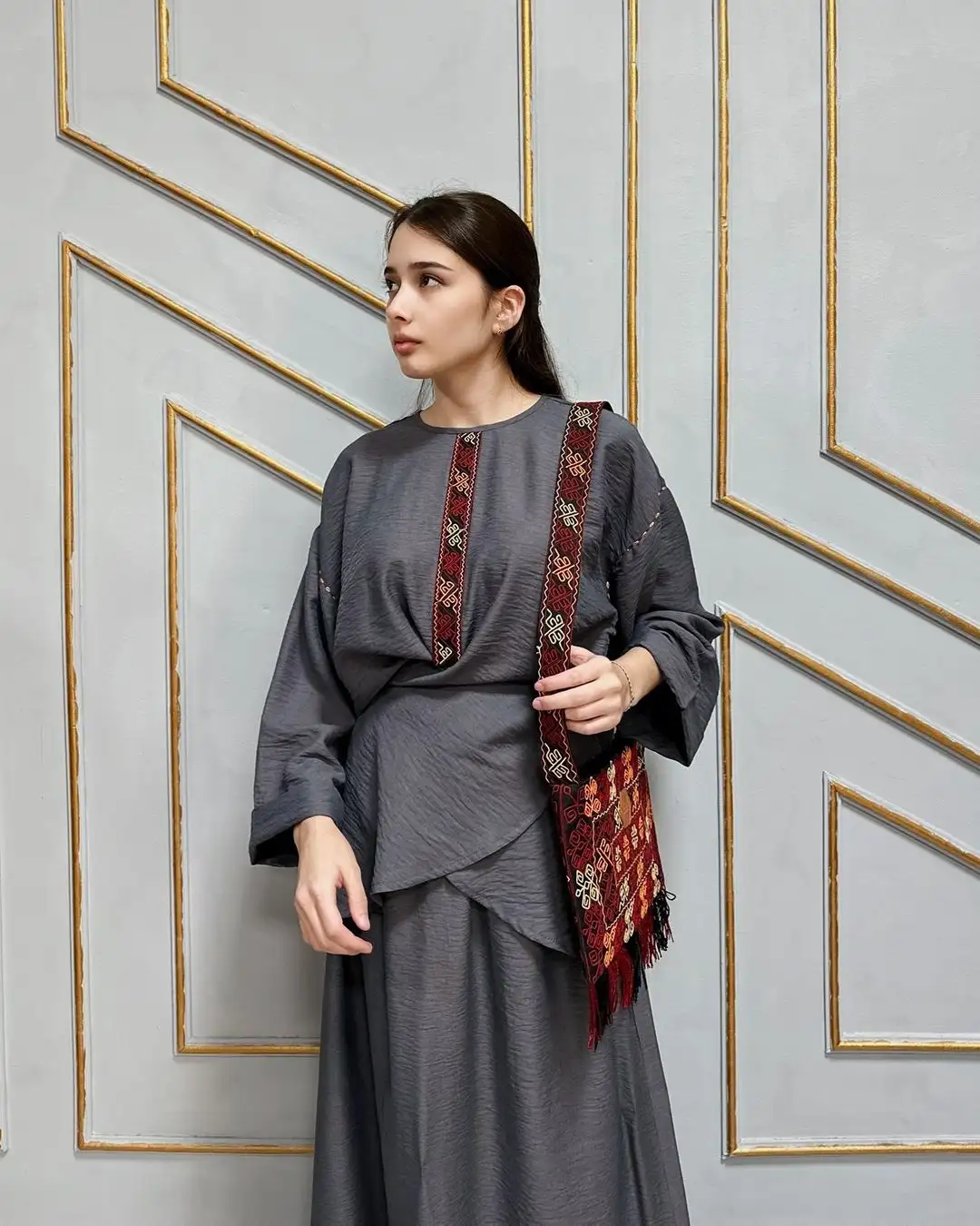 Türkmen fasonlar pombarh fasonlar Fasonlar 2025 fasonlar fason moda modalar Bezen bezen Türkmen fasonlar 2026 Türkmen fasonlar 2025 Türkmen fasonlar 2024 Türkmen fasonlar 2023 turkmenistan türkmenistan turkmen türkmen ashgabat  asgabat aşgabat balkan mary lebap dashoguz dasoguz daşoguz pombarh ponbarhat gulyupek gülýüpek stapel ştapel Gralan Çüýdeşen Abaýa Gadymy Krep Gurultaý 	Keteni Ýüpek Şifon Gipýur Lyon Welwet Atlas Kaşemir Streýç Suzana Ştapel Gülýüpek Pombarh Ýupka Gursakça Aksesuarlar Palto Penjek Okuw eşik Fata Sport eşik Uniforma Nakidka Öýme Şarf kompýuter ýaka ýaglyk Arenda köýnek 2nji el köýnek Taýyn köýnek Matalar Milli lybas milli lybaslar Toý köýnek Toý köýnekler toy koynek toy koynekler gundelik koynekler Gündelik	 
 köýnekler fata koynek Modern taze fason Eskiz koynektm turkmenkoynek türkmenkoynek fason moda moda fasonlar Iş eşik el iş	sada	ýakaly ýakasyz	keşdeli biserli	ýeňli giň nagyşly ýüregi açyk stoýka ýaka ýanly kombinasiýa 	zerli üsti aşak guşakly seçekli gysga ýeňli Ýüpek, Lyon Gündelik sada, nagyşly  Bežewyý, Gök, Goýy-gyzyl, Wizon, Goýy-çal  Taýyn köýnek