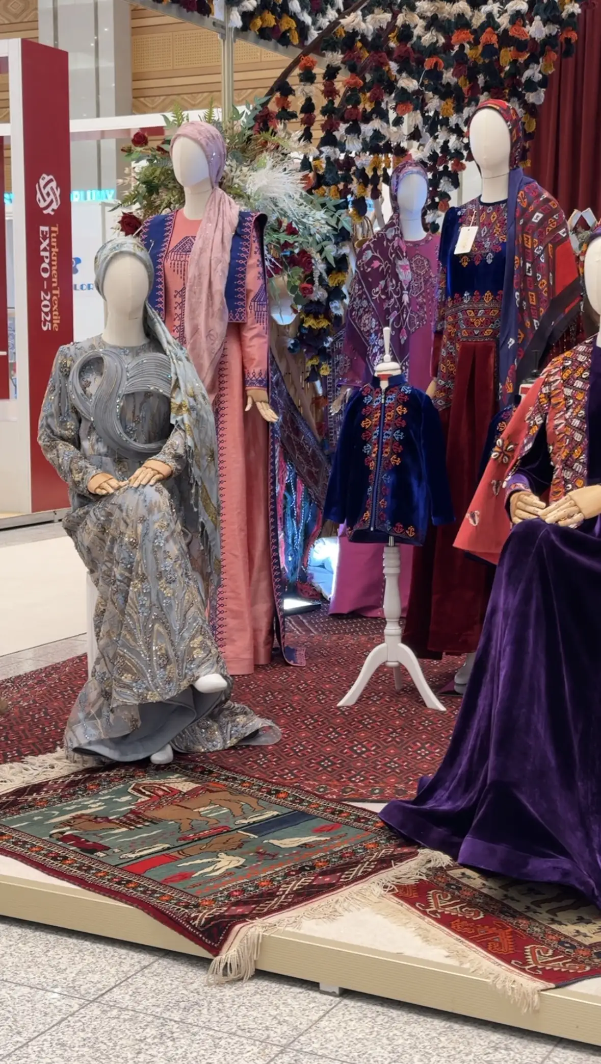 Türkmen fasonlar pombarh fasonlar Fasonlar 2025 fasonlar fason moda modalar Bezen bezen Türkmen fasonlar 2026 Türkmen fasonlar 2025 Türkmen fasonlar 2024 Türkmen fasonlar 2023 turkmenistan türkmenistan turkmen türkmen ashgabat  asgabat aşgabat balkan mary lebap dashoguz dasoguz daşoguz pombarh ponbarhat gulyupek gülýüpek stapel ştapel Gralan Çüýdeşen Abaýa Gadymy Krep Gurultaý 	Keteni Ýüpek Şifon Gipýur Lyon Welwet Atlas Kaşemir Streýç Suzana Ştapel Gülýüpek Pombarh Ýupka Gursakça Aksesuarlar Palto Penjek Okuw eşik Fata Sport eşik Uniforma Nakidka Öýme Şarf kompýuter ýaka ýaglyk Arenda köýnek 2nji el köýnek Taýyn köýnek Matalar Milli lybas milli lybaslar Toý köýnek Toý köýnekler toy koynek toy koynekler gundelik koynekler Gündelik	 
 köýnekler fata koynek Modern taze fason Eskiz koynektm turkmenkoynek türkmenkoynek fason moda moda fasonlar Iş eşik el iş	sada	ýakaly ýakasyz	keşdeli biserli	ýeňli giň nagyşly ýüregi açyk stoýka ýaka ýanly kombinasiýa 	zerli üsti aşak guşakly seçekli gysga ýeňli Panbarhat (Pombarh), Şifon, Keteni, Şantu Toý köýnek, Modern TürkmenTextile Expo 2025 -12, 35+ Goýy-gyzyl, Wizon, Gülgüne, Pudra, Goýy-gök yaz, guyz, gysh