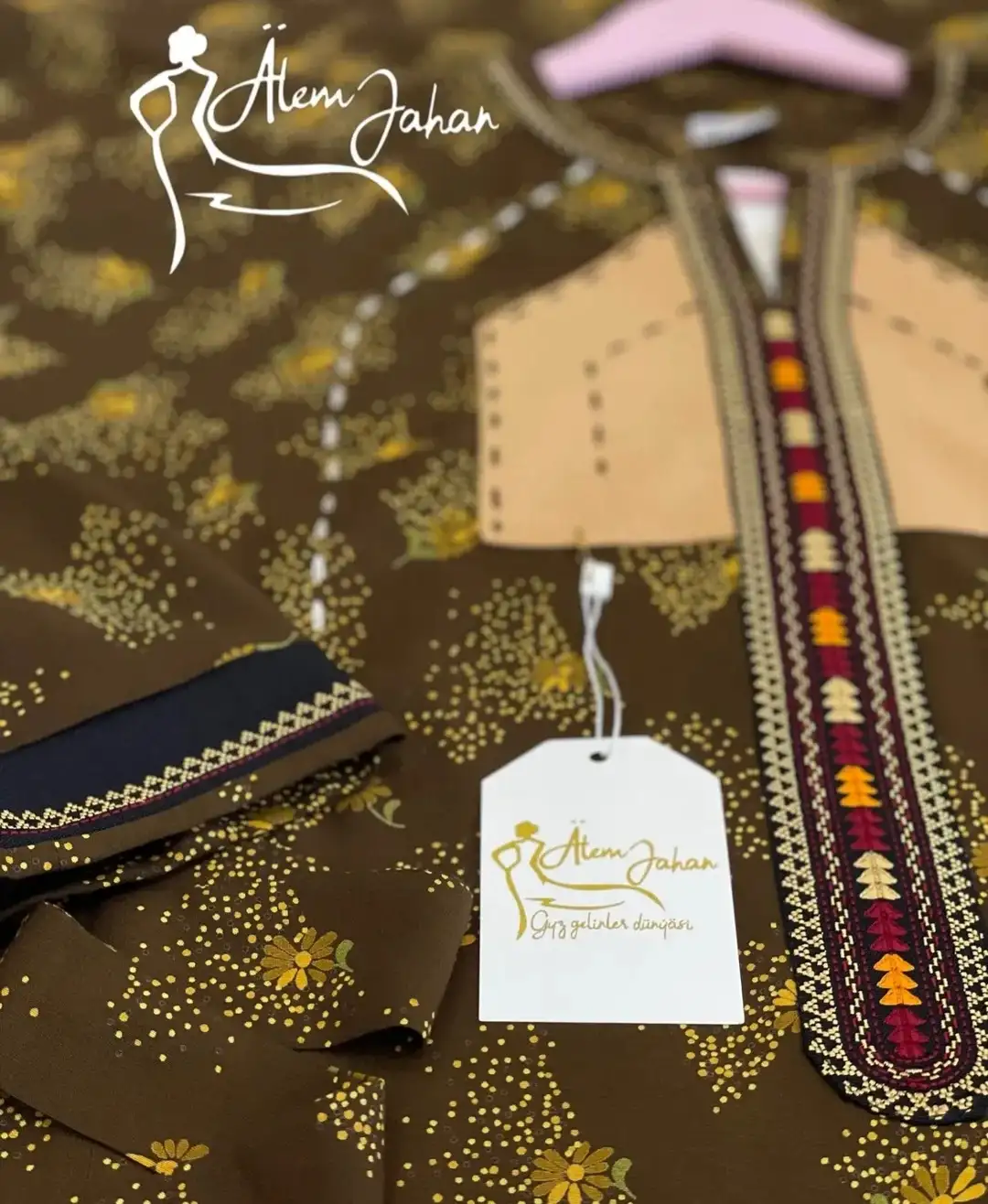 Türkmen fasonlar pombarh fasonlar Fasonlar 2025 fasonlar fason moda modalar Bezen bezen Türkmen fasonlar 2026 Türkmen fasonlar 2025 Türkmen fasonlar 2024 Türkmen fasonlar 2023 turkmenistan türkmenistan turkmen türkmen ashgabat  asgabat aşgabat balkan mary lebap dashoguz dasoguz daşoguz pombarh ponbarhat gulyupek gülýüpek stapel ştapel Gralan Çüýdeşen Abaýa Gadymy Krep Gurultaý 	Keteni Ýüpek Şifon Gipýur Lyon Welwet Atlas Kaşemir Streýç Suzana Ştapel Gülýüpek Pombarh Ýupka Gursakça Aksesuarlar Palto Penjek Okuw eşik Fata Sport eşik Uniforma Nakidka Öýme Şarf kompýuter ýaka ýaglyk Arenda köýnek 2nji el köýnek Taýyn köýnek Matalar Milli lybas milli lybaslar Toý köýnek Toý köýnekler toy koynek toy koynekler gundelik koynekler Gündelik	 
 köýnekler fata koynek Modern taze fason Eskiz koynektm turkmenkoynek türkmenkoynek fason moda moda fasonlar Iş eşik el iş	sada	ýakaly ýakasyz	keşdeli biserli	ýeňli giň nagyşly ýüregi açyk stoýka ýaka ýanly kombinasiýa 	zerli üsti aşak guşakly seçekli gysga ýeňli Ştapel Gündelik el iş, ýakaly, ýeňli, giň 17-25, 26-35 Goňur tomus, guyz Taýyn köýnek