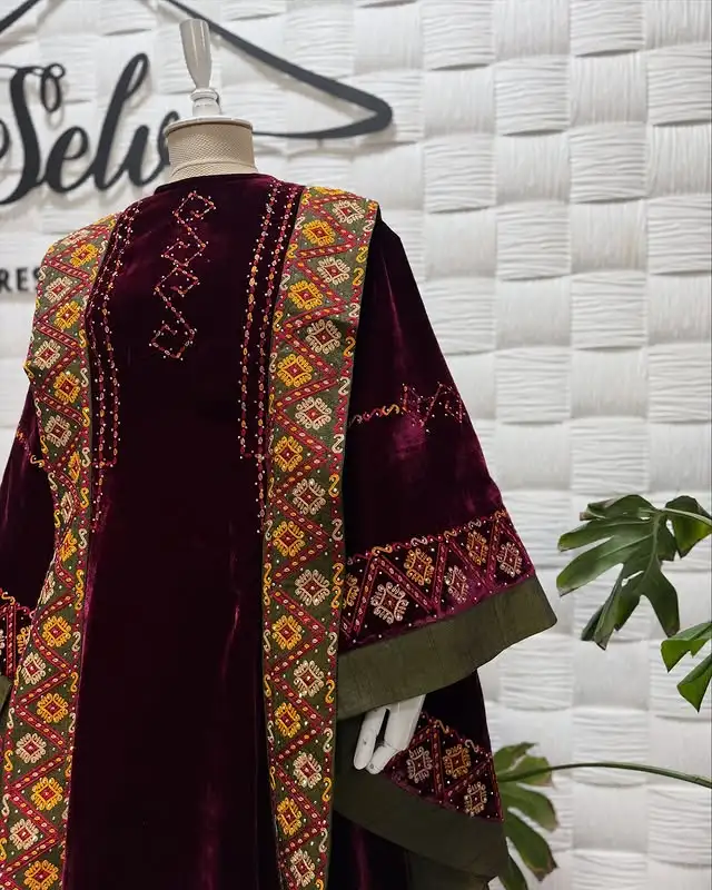 Türkmen fasonlar pombarh fasonlar Fasonlar 2025 fasonlar fason moda modalar Bezen bezen Türkmen fasonlar 2026 Türkmen fasonlar 2025 Türkmen fasonlar 2024 Türkmen fasonlar 2023 turkmenistan türkmenistan turkmen türkmen ashgabat  asgabat aşgabat balkan mary lebap dashoguz dasoguz daşoguz pombarh ponbarhat gulyupek gülýüpek stapel ştapel Gralan Çüýdeşen Abaýa Gadymy Krep Gurultaý 	Keteni Ýüpek Şifon Gipýur Lyon Welwet Atlas Kaşemir Streýç Suzana Ştapel Gülýüpek Pombarh Ýupka Gursakça Aksesuarlar Palto Penjek Okuw eşik Fata Sport eşik Uniforma Nakidka Öýme Şarf kompýuter ýaka ýaglyk Arenda köýnek 2nji el köýnek Taýyn köýnek Matalar Milli lybas milli lybaslar Toý köýnek Toý köýnekler toy koynek toy koynekler gundelik koynekler Gündelik	 
 köýnekler fata koynek Modern taze fason Eskiz koynektm turkmenkoynek türkmenkoynek fason moda moda fasonlar Iş eşik el iş	sada	ýakaly ýakasyz	keşdeli biserli	ýeňli giň nagyşly ýüregi açyk stoýka ýaka ýanly kombinasiýa 	zerli üsti aşak guşakly seçekli gysga ýeňli Keteni, Panbarhat (Pombarh) Toý köýnek el iş, biserli, ýeňli, giň, kombinasiýa 26-35, 35+ Goýy-gyzyl yaz, gysh