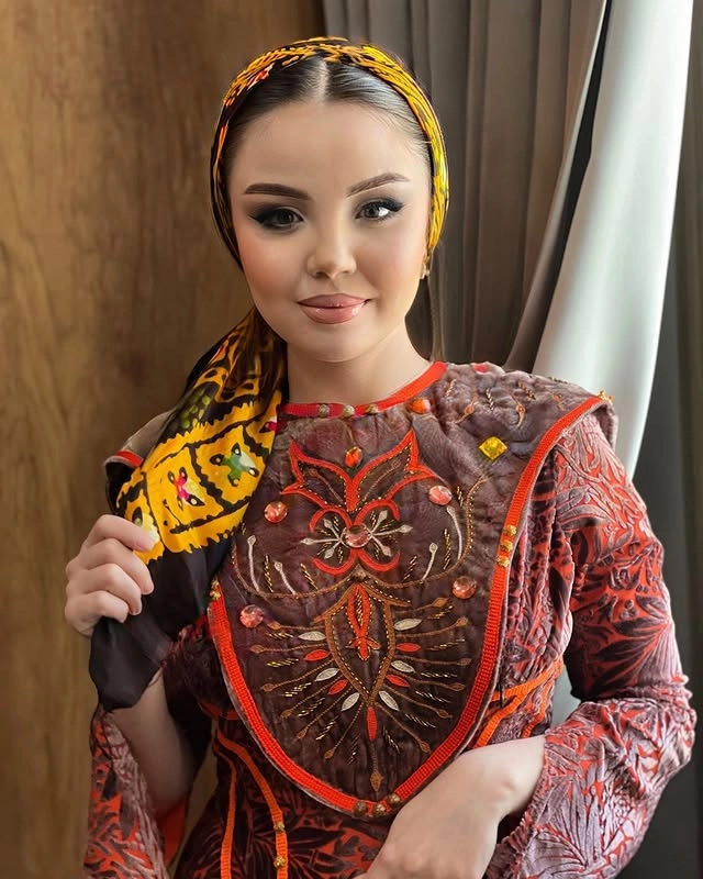 Türkmen fasonlar pombarh fasonlar Fasonlar 2025 fasonlar fason moda modalar Bezen bezen Türkmen fasonlar 2026 Türkmen fasonlar 2025 Türkmen fasonlar 2024 Türkmen fasonlar 2023 turkmenistan türkmenistan turkmen türkmen ashgabat  asgabat aşgabat balkan mary lebap dashoguz dasoguz daşoguz pombarh ponbarhat gulyupek gülýüpek stapel ştapel Gralan Çüýdeşen Abaýa Gadymy Krep Gurultaý 	Keteni Ýüpek Şifon Gipýur Lyon Welwet Atlas Kaşemir Streýç Suzana Ştapel Gülýüpek Pombarh Ýupka Gursakça Aksesuarlar Palto Penjek Okuw eşik Fata Sport eşik Uniforma Nakidka Öýme Şarf kompýuter ýaka ýaglyk Arenda köýnek 2nji el köýnek Taýyn köýnek Matalar Milli lybas milli lybaslar Toý köýnek Toý köýnekler toy koynek toy koynekler gundelik koynekler Gündelik	 
 köýnekler fata koynek Modern taze fason Eskiz koynektm turkmenkoynek türkmenkoynek fason moda moda fasonlar Iş eşik el iş	sada	ýakaly ýakasyz	keşdeli biserli	ýeňli giň nagyşly ýüregi açyk stoýka ýaka ýanly kombinasiýa 	zerli üsti aşak guşakly seçekli gysga ýeňli Panbarhat (Pombarh) Toý köýnek el iş, keşdeli, biserli, ýanly, ýeňli, giň, kombinasiýa, nagyşly 26-35, 35+  yaz, guyz, gysh