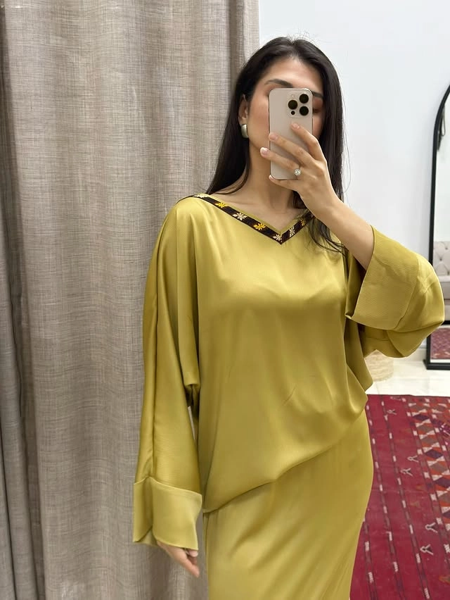 Türkmen fasonlar pombarh fasonlar Fasonlar 2025 fasonlar fason moda modalar Bezen bezen Türkmen fasonlar 2026 Türkmen fasonlar 2025 Türkmen fasonlar 2024 Türkmen fasonlar 2023 turkmenistan türkmenistan turkmen türkmen ashgabat  asgabat aşgabat balkan mary lebap dashoguz dasoguz daşoguz pombarh ponbarhat gulyupek gülýüpek stapel ştapel Gralan Çüýdeşen Abaýa Gadymy Krep Gurultaý 	Keteni Ýüpek Şifon Gipýur Lyon Welwet Atlas Kaşemir Streýç Suzana Ştapel Gülýüpek Pombarh Ýupka Gursakça Aksesuarlar Palto Penjek Okuw eşik Fata Sport eşik Uniforma Nakidka Öýme Şarf kompýuter ýaka ýaglyk Arenda köýnek 2nji el köýnek Taýyn köýnek Matalar Milli lybas milli lybaslar Toý köýnek Toý köýnekler toy koynek toy koynekler gundelik koynekler Gündelik	 
 köýnekler fata koynek Modern taze fason Eskiz koynektm turkmenkoynek türkmenkoynek fason moda moda fasonlar Iş eşik el iş	sada	ýakaly ýakasyz	keşdeli biserli	ýeňli giň nagyşly ýüregi açyk stoýka ýaka ýanly kombinasiýa 	zerli üsti aşak guşakly seçekli gysga ýeňli Modern ýakasyz, ýeňli, giň, üsti aşak 17-25, 26-35 Sary yaz, tomus, guyz