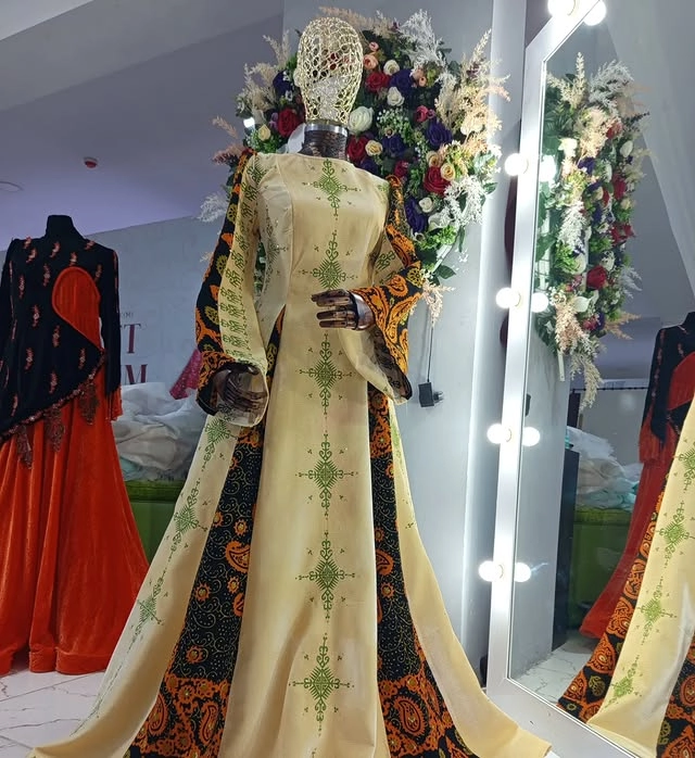 Türkmen fasonlar pombarh fasonlar Fasonlar 2025 fasonlar fason moda modalar Bezen bezen Türkmen fasonlar 2026 Türkmen fasonlar 2025 Türkmen fasonlar 2024 Türkmen fasonlar 2023 turkmenistan türkmenistan turkmen türkmen ashgabat  asgabat aşgabat balkan mary lebap dashoguz dasoguz daşoguz pombarh ponbarhat gulyupek gülýüpek stapel ştapel Gralan Çüýdeşen Abaýa Gadymy Krep Gurultaý 	Keteni Ýüpek Şifon Gipýur Lyon Welwet Atlas Kaşemir Streýç Suzana Ştapel Gülýüpek Pombarh Ýupka Gursakça Aksesuarlar Palto Penjek Okuw eşik Fata Sport eşik Uniforma Nakidka Öýme Şarf kompýuter ýaka ýaglyk Arenda köýnek 2nji el köýnek Taýyn köýnek Matalar Milli lybas milli lybaslar Toý köýnek Toý köýnekler toy koynek toy koynekler gundelik koynekler Gündelik	 
 köýnekler fata koynek Modern taze fason Eskiz koynektm turkmenkoynek türkmenkoynek fason moda moda fasonlar Iş eşik el iş	sada	ýakaly ýakasyz	keşdeli biserli	ýeňli giň nagyşly ýüregi açyk stoýka ýaka ýanly kombinasiýa 	zerli üsti aşak guşakly seçekli gysga ýeňli Şantu Toý köýnek ýakasyz, ýeňli, giň 26-35 Bežewyý yaz, tomus, guyz, gysh