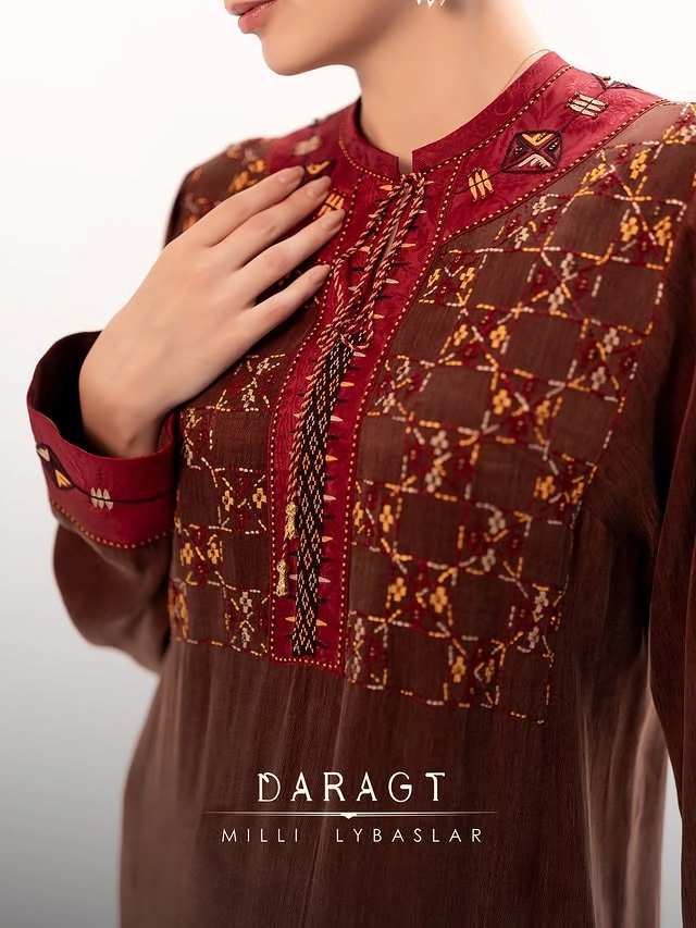 Türkmen fasonlar pombarh fasonlar Fasonlar 2025 fasonlar fason moda modalar Bezen bezen Türkmen fasonlar 2026 Türkmen fasonlar 2025 Türkmen fasonlar 2024 Türkmen fasonlar 2023 turkmenistan türkmenistan turkmen türkmen ashgabat  asgabat aşgabat balkan mary lebap dashoguz dasoguz daşoguz pombarh ponbarhat gulyupek gülýüpek stapel ştapel Gralan Çüýdeşen Abaýa Gadymy Krep Gurultaý 	Keteni Ýüpek Şifon Gipýur Lyon Welwet Atlas Kaşemir Streýç Suzana Ştapel Gülýüpek Pombarh Ýupka Gursakça Aksesuarlar Palto Penjek Okuw eşik Fata Sport eşik Uniforma Nakidka Öýme Şarf kompýuter ýaka ýaglyk Arenda köýnek 2nji el köýnek Taýyn köýnek Matalar Milli lybas milli lybaslar Toý köýnek Toý köýnekler toy koynek toy koynekler gundelik koynekler Gündelik	 
 köýnekler fata koynek Modern taze fason Eskiz koynektm turkmenkoynek türkmenkoynek fason moda moda fasonlar Iş eşik el iş	sada	ýakaly ýakasyz	keşdeli biserli	ýeňli giň nagyşly ýüregi açyk stoýka ýaka ýanly kombinasiýa 	zerli üsti aşak guşakly seçekli gysga ýeňli Gülýüpek Gündelik, Milli lybas el iş, keşdeli, ýakaly, ýeňli, giň, nagyşly 17-25, 26-35 Goňur yaz, tomus, guyz