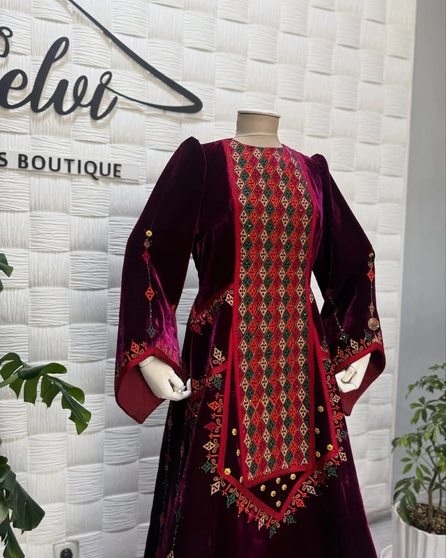 Türkmen fasonlar pombarh fasonlar Fasonlar 2025 fasonlar fason moda modalar Bezen bezen Türkmen fasonlar 2026 Türkmen fasonlar 2025 Türkmen fasonlar 2024 Türkmen fasonlar 2023 turkmenistan türkmenistan turkmen türkmen ashgabat  asgabat aşgabat balkan mary lebap dashoguz dasoguz daşoguz pombarh ponbarhat gulyupek gülýüpek stapel ştapel Gralan Çüýdeşen Abaýa Gadymy Krep Gurultaý 	Keteni Ýüpek Şifon Gipýur Lyon Welwet Atlas Kaşemir Streýç Suzana Ştapel Gülýüpek Pombarh Ýupka Gursakça Aksesuarlar Palto Penjek Okuw eşik Fata Sport eşik Uniforma Nakidka Öýme Şarf kompýuter ýaka ýaglyk Arenda köýnek 2nji el köýnek Taýyn köýnek Matalar Milli lybas milli lybaslar Toý köýnek Toý köýnekler toy koynek toy koynekler gundelik koynekler Gündelik	 
 köýnekler fata koynek Modern taze fason Eskiz koynektm turkmenkoynek türkmenkoynek fason moda moda fasonlar Iş eşik el iş	sada	ýakaly ýakasyz	keşdeli biserli	ýeňli giň nagyşly ýüregi açyk stoýka ýaka ýanly kombinasiýa 	zerli üsti aşak guşakly seçekli gysga ýeňli Panbarhat (Pombarh) Toý köýnek el iş, keşdeli, ýakasyz, ýanly, ýeňli, giň, nagyşly 26-35, 35+ Goýy-gyzyl yaz, guyz, gysh