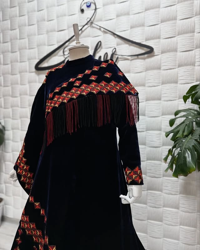 Türkmen fasonlar pombarh fasonlar Fasonlar 2025 fasonlar fason moda modalar Bezen bezen Türkmen fasonlar 2026 Türkmen fasonlar 2025 Türkmen fasonlar 2024 Türkmen fasonlar 2023 turkmenistan türkmenistan turkmen türkmen ashgabat  asgabat aşgabat balkan mary lebap dashoguz dasoguz daşoguz pombarh ponbarhat gulyupek gülýüpek stapel ştapel Gralan Çüýdeşen Abaýa Gadymy Krep Gurultaý 	Keteni Ýüpek Şifon Gipýur Lyon Welwet Atlas Kaşemir Streýç Suzana Ştapel Gülýüpek Pombarh Ýupka Gursakça Aksesuarlar Palto Penjek Okuw eşik Fata Sport eşik Uniforma Nakidka Öýme Şarf kompýuter ýaka ýaglyk Arenda köýnek 2nji el köýnek Taýyn köýnek Matalar Milli lybas milli lybaslar Toý köýnek Toý köýnekler toy koynek toy koynekler gundelik koynekler Gündelik	 
 köýnekler fata koynek Modern taze fason Eskiz koynektm turkmenkoynek türkmenkoynek fason moda moda fasonlar Iş eşik el iş	sada	ýakaly ýakasyz	keşdeli biserli	ýeňli giň nagyşly ýüregi açyk stoýka ýaka ýanly kombinasiýa 	zerli üsti aşak guşakly seçekli gysga ýeňli Keteni, Panbarhat (Pombarh) Toý köýnek el iş, keşdeli, ýakasyz, ýeňli, giň, kombinasiýa, seçekli 26-35, 35+ Goýy-gök yaz, gysh