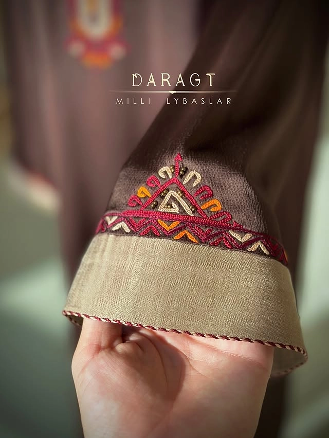 Türkmen fasonlar pombarh fasonlar Fasonlar 2025 fasonlar fason moda modalar Bezen bezen Türkmen fasonlar 2026 Türkmen fasonlar 2025 Türkmen fasonlar 2024 Türkmen fasonlar 2023 turkmenistan türkmenistan turkmen türkmen ashgabat  asgabat aşgabat balkan mary lebap dashoguz dasoguz daşoguz pombarh ponbarhat gulyupek gülýüpek stapel ştapel Gralan Çüýdeşen Abaýa Gadymy Krep Gurultaý 	Keteni Ýüpek Şifon Gipýur Lyon Welwet Atlas Kaşemir Streýç Suzana Ştapel Gülýüpek Pombarh Ýupka Gursakça Aksesuarlar Palto Penjek Okuw eşik Fata Sport eşik Uniforma Nakidka Öýme Şarf kompýuter ýaka ýaglyk Arenda köýnek 2nji el köýnek Taýyn köýnek Matalar Milli lybas milli lybaslar Toý köýnek Toý köýnekler toy koynek toy koynekler gundelik koynekler Gündelik	 
 köýnekler fata koynek Modern taze fason Eskiz koynektm turkmenkoynek türkmenkoynek fason moda moda fasonlar Iş eşik el iş	sada	ýakaly ýakasyz	keşdeli biserli	ýeňli giň nagyşly ýüregi açyk stoýka ýaka ýanly kombinasiýa 	zerli üsti aşak guşakly seçekli gysga ýeňli Gündelik el iş, keşdeli, ýakaly, ýanly, ýeňli, giň, nagyşly 17-25, 26-35 Goňur yaz, tomus, guyz