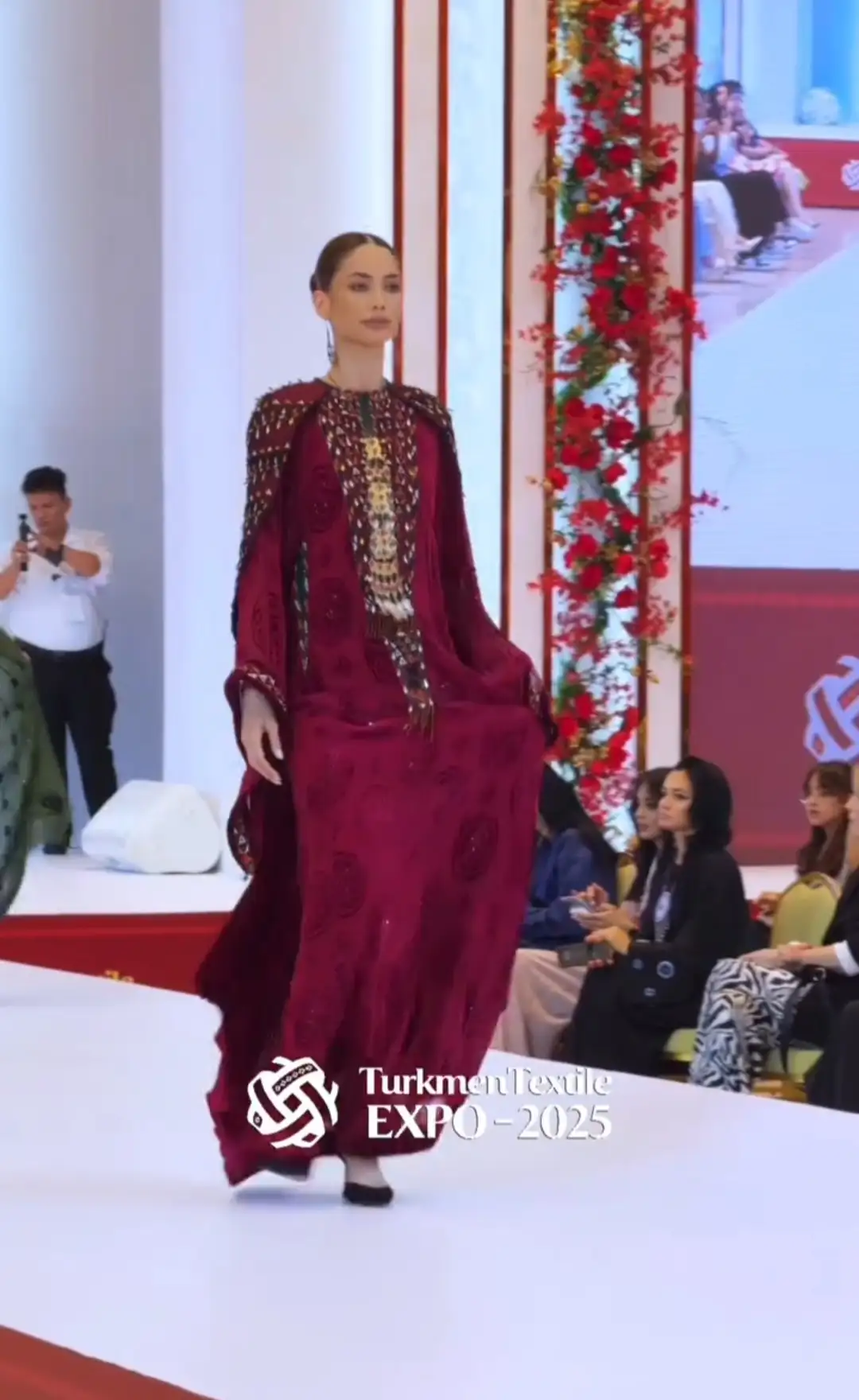 Türkmen fasonlar pombarh fasonlar Fasonlar 2025 fasonlar fason moda modalar Bezen bezen Türkmen fasonlar 2026 Türkmen fasonlar 2025 Türkmen fasonlar 2024 Türkmen fasonlar 2023 turkmenistan türkmenistan turkmen türkmen ashgabat  asgabat aşgabat balkan mary lebap dashoguz dasoguz daşoguz pombarh ponbarhat gulyupek gülýüpek stapel ştapel Gralan Çüýdeşen Abaýa Gadymy Krep Gurultaý 	Keteni Ýüpek Şifon Gipýur Lyon Welwet Atlas Kaşemir Streýç Suzana Ştapel Gülýüpek Pombarh Ýupka Gursakça Aksesuarlar Palto Penjek Okuw eşik Fata Sport eşik Uniforma Nakidka Öýme Şarf kompýuter ýaka ýaglyk Arenda köýnek 2nji el köýnek Taýyn köýnek Matalar Milli lybas milli lybaslar Toý köýnek Toý köýnekler toy koynek toy koynekler gundelik koynekler Gündelik	 
 köýnekler fata koynek Modern taze fason Eskiz koynektm turkmenkoynek türkmenkoynek fason moda moda fasonlar Iş eşik el iş	sada	ýakaly ýakasyz	keşdeli biserli	ýeňli giň nagyşly ýüregi açyk stoýka ýaka ýanly kombinasiýa 	zerli üsti aşak guşakly seçekli gysga ýeňli Panbarhat (Pombarh) Modern TürkmenTextile Expo 2025 17-25, 26-35 Goýy-gyzyl, Gyzyl yaz, guyz