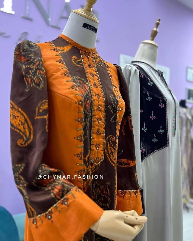 Türkmen fasonlar pombarh fasonlar Fasonlar 2025 fasonlar fason moda modalar Bezen bezen Türkmen fasonlar 2026 Türkmen fasonlar 2025 Türkmen fasonlar 2024 Türkmen fasonlar 2023 turkmenistan türkmenistan turkmen türkmen ashgabat  asgabat aşgabat balkan mary lebap dashoguz dasoguz daşoguz pombarh ponbarhat gulyupek gülýüpek stapel ştapel Gralan Çüýdeşen Abaýa Gadymy Krep Gurultaý 	Keteni Ýüpek Şifon Gipýur Lyon Welwet Atlas Kaşemir Streýç Suzana Ştapel Gülýüpek Pombarh Ýupka Gursakça Aksesuarlar Palto Penjek Okuw eşik Fata Sport eşik Uniforma Nakidka Öýme Şarf kompýuter ýaka ýaglyk Arenda köýnek 2nji el köýnek Taýyn köýnek Matalar Milli lybas milli lybaslar Toý köýnek Toý köýnekler toy koynek toy koynekler gundelik koynekler Gündelik	 
 köýnekler fata koynek Modern taze fason Eskiz koynektm turkmenkoynek türkmenkoynek fason moda moda fasonlar Iş eşik el iş	sada	ýakaly ýakasyz	keşdeli biserli	ýeňli giň nagyşly ýüregi açyk stoýka ýaka ýanly kombinasiýa 	zerli üsti aşak guşakly seçekli gysga ýeňli Ýüpek, Ştapel Gündelik el iş, keşdeli, sada, ýanly, ýeňli, kombinasiýa, nagyşly 17-25, 26-35 Ak, Mämişi, Goňur yaz, tomus, guyz