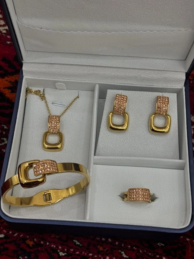 Türkmen fasonlar pombarh fasonlar Fasonlar 2025 fasonlar fason moda modalar Bezen bezen Türkmen fasonlar 2026 Türkmen fasonlar 2025 Türkmen fasonlar 2024 Türkmen fasonlar 2023 turkmenistan türkmenistan turkmen türkmen ashgabat  asgabat aşgabat balkan mary lebap dashoguz dasoguz daşoguz pombarh ponbarhat gulyupek gülýüpek stapel ştapel Gralan Çüýdeşen Abaýa Gadymy Krep Gurultaý 	Keteni Ýüpek Şifon Gipýur Lyon Welwet Atlas Kaşemir Streýç Suzana Ştapel Gülýüpek Pombarh Ýupka Gursakça Aksesuarlar Palto Penjek Okuw eşik Fata Sport eşik Uniforma Nakidka Öýme Şarf kompýuter ýaka ýaglyk Arenda köýnek 2nji el köýnek Taýyn köýnek Matalar Milli lybas milli lybaslar Toý köýnek Toý köýnekler toy koynek toy koynekler gundelik koynekler Gündelik	 
 köýnekler fata koynek Modern taze fason Eskiz koynektm turkmenkoynek türkmenkoynek fason moda moda fasonlar Iş eşik el iş	sada	ýakaly ýakasyz	keşdeli biserli	ýeňli giň nagyşly ýüregi açyk stoýka ýaka ýanly kombinasiýa 	zerli üsti aşak guşakly seçekli gysga ýeňli 