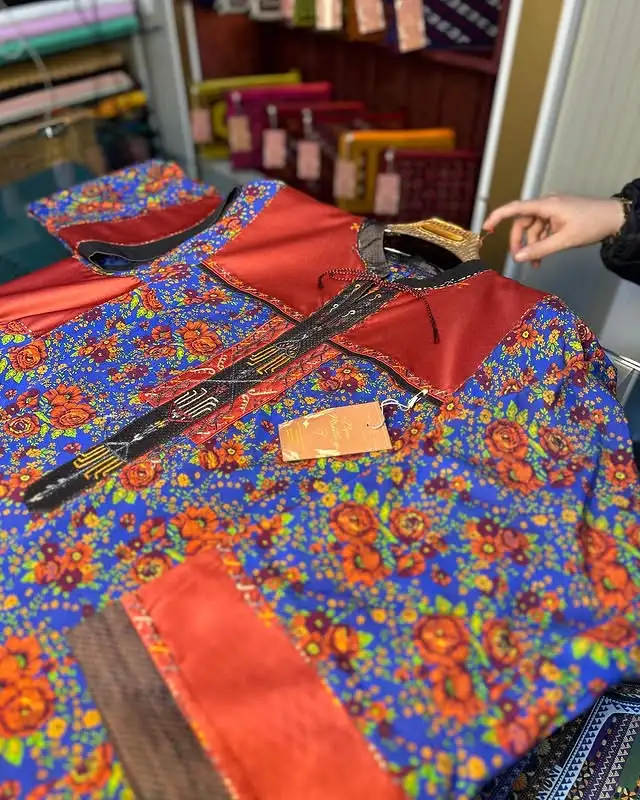 Türkmen fasonlar pombarh fasonlar Fasonlar 2025 fasonlar fason moda modalar Bezen bezen Türkmen fasonlar 2026 Türkmen fasonlar 2025 Türkmen fasonlar 2024 Türkmen fasonlar 2023 turkmenistan türkmenistan turkmen türkmen ashgabat  asgabat aşgabat balkan mary lebap dashoguz dasoguz daşoguz pombarh ponbarhat gulyupek gülýüpek stapel ştapel Gralan Çüýdeşen Abaýa Gadymy Krep Gurultaý 	Keteni Ýüpek Şifon Gipýur Lyon Welwet Atlas Kaşemir Streýç Suzana Ştapel Gülýüpek Pombarh Ýupka Gursakça Aksesuarlar Palto Penjek Okuw eşik Fata Sport eşik Uniforma Nakidka Öýme Şarf kompýuter ýaka ýaglyk Arenda köýnek 2nji el köýnek Taýyn köýnek Matalar Milli lybas milli lybaslar Toý köýnek Toý köýnekler toy koynek toy koynekler gundelik koynekler Gündelik	 
 köýnekler fata koynek Modern taze fason Eskiz koynektm turkmenkoynek türkmenkoynek fason moda moda fasonlar Iş eşik el iş	sada	ýakaly ýakasyz	keşdeli biserli	ýeňli giň nagyşly ýüregi açyk stoýka ýaka ýanly kombinasiýa 	zerli üsti aşak guşakly seçekli gysga ýeňli Ştapel, Gülýüpek Gündelik el iş, keşdeli, ýakaly, ýeňli, giň 26-35 Goýy-gyzyl, Goýy-gök yaz, tomus, guyz