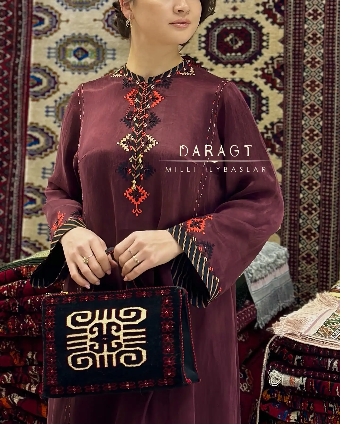 Türkmen fasonlar pombarh fasonlar Fasonlar 2025 fasonlar fason moda modalar Bezen bezen Türkmen fasonlar 2026 Türkmen fasonlar 2025 Türkmen fasonlar 2024 Türkmen fasonlar 2023 turkmenistan türkmenistan turkmen türkmen ashgabat  asgabat aşgabat balkan mary lebap dashoguz dasoguz daşoguz pombarh ponbarhat gulyupek gülýüpek stapel ştapel Gralan Çüýdeşen Abaýa Gadymy Krep Gurultaý 	Keteni Ýüpek Şifon Gipýur Lyon Welwet Atlas Kaşemir Streýç Suzana Ştapel Gülýüpek Pombarh Ýupka Gursakça Aksesuarlar Palto Penjek Okuw eşik Fata Sport eşik Uniforma Nakidka Öýme Şarf kompýuter ýaka ýaglyk Arenda köýnek 2nji el köýnek Taýyn köýnek Matalar Milli lybas milli lybaslar Toý köýnek Toý köýnekler toy koynek toy koynekler gundelik koynekler Gündelik	 
 köýnekler fata koynek Modern taze fason Eskiz koynektm turkmenkoynek türkmenkoynek fason moda moda fasonlar Iş eşik el iş	sada	ýakaly ýakasyz	keşdeli biserli	ýeňli giň nagyşly ýüregi açyk stoýka ýaka ýanly kombinasiýa 	zerli üsti aşak guşakly seçekli gysga ýeňli Gülýüpek Toý köýnek, Gündelik ýakaly  Goýy-gyzyl