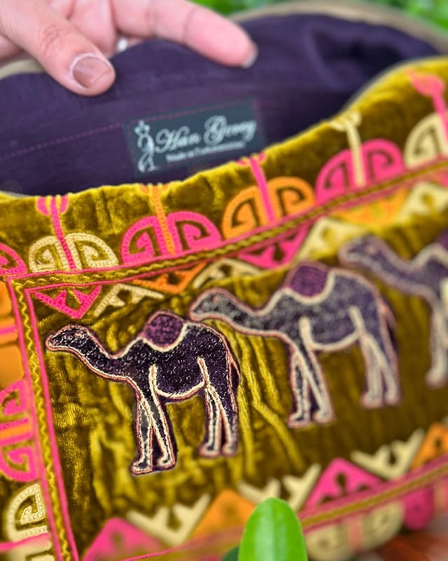 Türkmen fasonlar pombarh fasonlar Fasonlar 2025 fasonlar fason moda modalar Bezen bezen Türkmen fasonlar 2026 Türkmen fasonlar 2025 Türkmen fasonlar 2024 Türkmen fasonlar 2023 turkmenistan türkmenistan turkmen türkmen ashgabat  asgabat aşgabat balkan mary lebap dashoguz dasoguz daşoguz pombarh ponbarhat gulyupek gülýüpek stapel ştapel Gralan Çüýdeşen Abaýa Gadymy Krep Gurultaý 	Keteni Ýüpek Şifon Gipýur Lyon Welwet Atlas Kaşemir Streýç Suzana Ştapel Gülýüpek Pombarh Ýupka Gursakça Aksesuarlar Palto Penjek Okuw eşik Fata Sport eşik Uniforma Nakidka Öýme Şarf kompýuter ýaka ýaglyk Arenda köýnek 2nji el köýnek Taýyn köýnek Matalar Milli lybas milli lybaslar Toý köýnek Toý köýnekler toy koynek toy koynekler gundelik koynekler Gündelik	 
 köýnekler fata koynek Modern taze fason Eskiz koynektm turkmenkoynek türkmenkoynek fason moda moda fasonlar Iş eşik el iş	sada	ýakaly ýakasyz	keşdeli biserli	ýeňli giň nagyşly ýüregi açyk stoýka ýaka ýanly kombinasiýa 	zerli üsti aşak guşakly seçekli gysga ýeňli Panbarhat (Pombarh)  el iş, keşdeli 17-25, 26-35, 35+ Altyn yaz, tomus, guyz, gysh