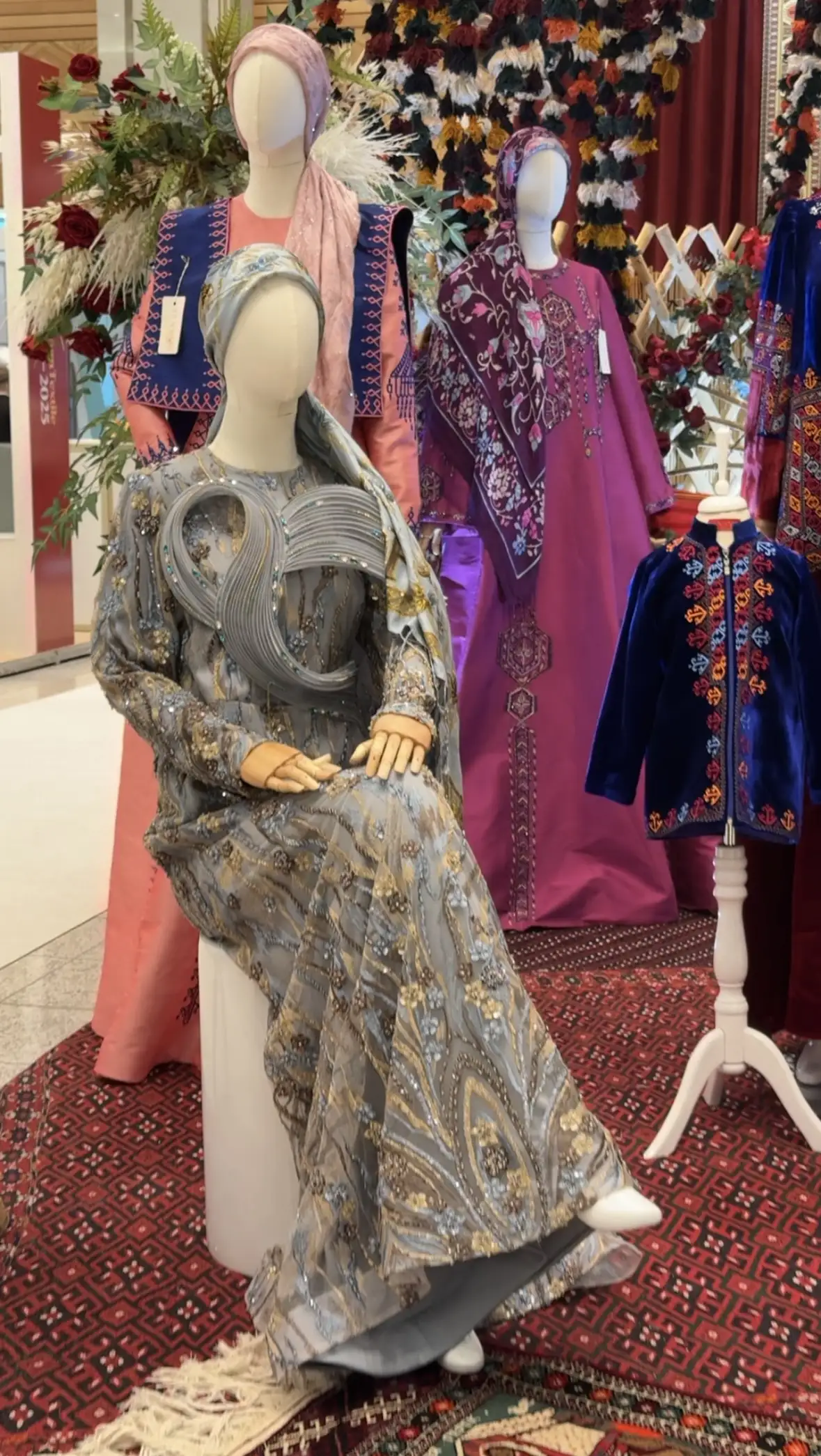 Türkmen fasonlar pombarh fasonlar Fasonlar 2025 fasonlar fason moda modalar Bezen bezen Türkmen fasonlar 2026 Türkmen fasonlar 2025 Türkmen fasonlar 2024 Türkmen fasonlar 2023 turkmenistan türkmenistan turkmen türkmen ashgabat  asgabat aşgabat balkan mary lebap dashoguz dasoguz daşoguz pombarh ponbarhat gulyupek gülýüpek stapel ştapel Gralan Çüýdeşen Abaýa Gadymy Krep Gurultaý 	Keteni Ýüpek Şifon Gipýur Lyon Welwet Atlas Kaşemir Streýç Suzana Ştapel Gülýüpek Pombarh Ýupka Gursakça Aksesuarlar Palto Penjek Okuw eşik Fata Sport eşik Uniforma Nakidka Öýme Şarf kompýuter ýaka ýaglyk Arenda köýnek 2nji el köýnek Taýyn köýnek Matalar Milli lybas milli lybaslar Toý köýnek Toý köýnekler toy koynek toy koynekler gundelik koynekler Gündelik	 
 köýnekler fata koynek Modern taze fason Eskiz koynektm turkmenkoynek türkmenkoynek fason moda moda fasonlar Iş eşik el iş	sada	ýakaly ýakasyz	keşdeli biserli	ýeňli giň nagyşly ýüregi açyk stoýka ýaka ýanly kombinasiýa 	zerli üsti aşak guşakly seçekli gysga ýeňli Panbarhat (Pombarh), Şifon, Keteni, Şantu Toý köýnek, Modern TürkmenTextile Expo 2025 -12, 35+ Goýy-gyzyl, Wizon, Gülgüne, Pudra, Goýy-gök yaz, guyz, gysh