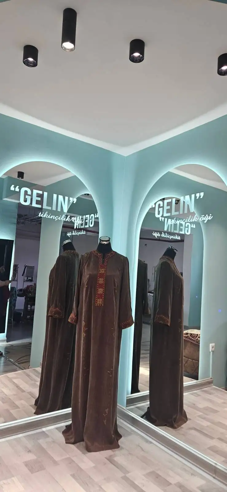 Türkmen fasonlar pombarh fasonlar Fasonlar 2025 fasonlar fason moda modalar Bezen bezen Türkmen fasonlar 2026 Türkmen fasonlar 2025 Türkmen fasonlar 2024 Türkmen fasonlar 2023 turkmenistan türkmenistan turkmen türkmen ashgabat  asgabat aşgabat balkan mary lebap dashoguz dasoguz daşoguz pombarh ponbarhat gulyupek gülýüpek stapel ştapel Gralan Çüýdeşen Abaýa Gadymy Krep Gurultaý 	Keteni Ýüpek Şifon Gipýur Lyon Welwet Atlas Kaşemir Streýç Suzana Ştapel Gülýüpek Pombarh Ýupka Gursakça Aksesuarlar Palto Penjek Okuw eşik Fata Sport eşik Uniforma Nakidka Öýme Şarf kompýuter ýaka ýaglyk Arenda köýnek 2nji el köýnek Taýyn köýnek Matalar Milli lybas milli lybaslar Toý köýnek Toý köýnekler toy koynek toy koynekler gundelik koynekler Gündelik	 
 köýnekler fata koynek Modern taze fason Eskiz koynektm turkmenkoynek türkmenkoynek fason moda moda fasonlar Iş eşik el iş	sada	ýakaly ýakasyz	keşdeli biserli	ýeňli giň nagyşly ýüregi açyk stoýka ýaka ýanly kombinasiýa 	zerli üsti aşak guşakly seçekli gysga ýeňli 