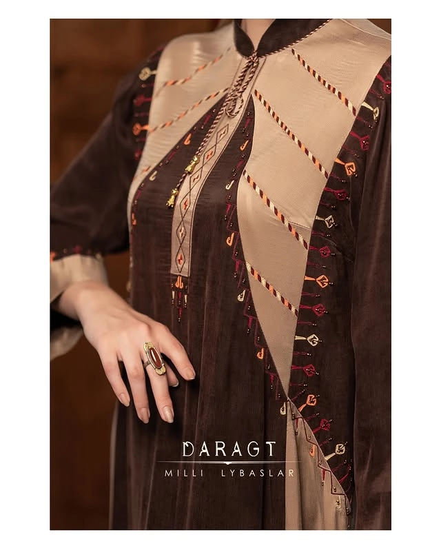 Türkmen fasonlar pombarh fasonlar Fasonlar 2025 fasonlar fason moda modalar Bezen bezen Türkmen fasonlar 2026 Türkmen fasonlar 2025 Türkmen fasonlar 2024 Türkmen fasonlar 2023 turkmenistan türkmenistan turkmen türkmen ashgabat  asgabat aşgabat balkan mary lebap dashoguz dasoguz daşoguz pombarh ponbarhat gulyupek gülýüpek stapel ştapel Gralan Çüýdeşen Abaýa Gadymy Krep Gurultaý 	Keteni Ýüpek Şifon Gipýur Lyon Welwet Atlas Kaşemir Streýç Suzana Ştapel Gülýüpek Pombarh Ýupka Gursakça Aksesuarlar Palto Penjek Okuw eşik Fata Sport eşik Uniforma Nakidka Öýme Şarf kompýuter ýaka ýaglyk Arenda köýnek 2nji el köýnek Taýyn köýnek Matalar Milli lybas milli lybaslar Toý köýnek Toý köýnekler toy koynek toy koynekler gundelik koynekler Gündelik	 
 köýnekler fata koynek Modern taze fason Eskiz koynektm turkmenkoynek türkmenkoynek fason moda moda fasonlar Iş eşik el iş	sada	ýakaly ýakasyz	keşdeli biserli	ýeňli giň nagyşly ýüregi açyk stoýka ýaka ýanly kombinasiýa 	zerli üsti aşak guşakly seçekli gysga ýeňli Gülýüpek Gündelik, Milli lybas el iş, ýakasyz, ýeňli, giň, nagyşly 17-25 Goýy-goňur yaz, tomus, guyz