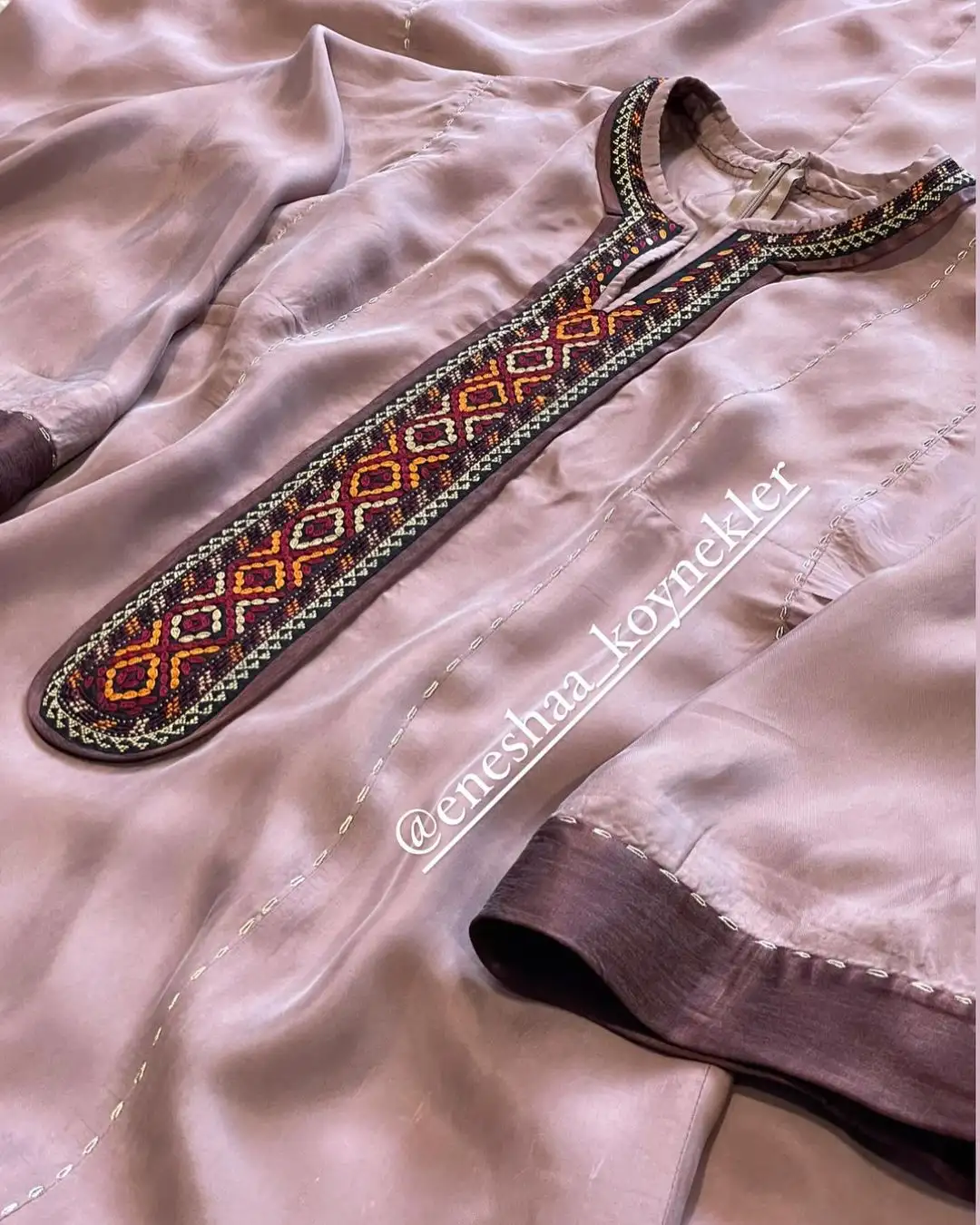 Türkmen fasonlar pombarh fasonlar Fasonlar 2025 fasonlar fason moda modalar Bezen bezen Türkmen fasonlar 2026 Türkmen fasonlar 2025 Türkmen fasonlar 2024 Türkmen fasonlar 2023 turkmenistan türkmenistan turkmen türkmen ashgabat  asgabat aşgabat balkan mary lebap dashoguz dasoguz daşoguz pombarh ponbarhat gulyupek gülýüpek stapel ştapel Gralan Çüýdeşen Abaýa Gadymy Krep Gurultaý 	Keteni Ýüpek Şifon Gipýur Lyon Welwet Atlas Kaşemir Streýç Suzana Ştapel Gülýüpek Pombarh Ýupka Gursakça Aksesuarlar Palto Penjek Okuw eşik Fata Sport eşik Uniforma Nakidka Öýme Şarf kompýuter ýaka ýaglyk Arenda köýnek 2nji el köýnek Taýyn köýnek Matalar Milli lybas milli lybaslar Toý köýnek Toý köýnekler toy koynek toy koynekler gundelik koynekler Gündelik	 
 köýnekler fata koynek Modern taze fason Eskiz koynektm turkmenkoynek türkmenkoynek fason moda moda fasonlar Iş eşik el iş	sada	ýakaly ýakasyz	keşdeli biserli	ýeňli giň nagyşly ýüregi açyk stoýka ýaka ýanly kombinasiýa 	zerli üsti aşak guşakly seçekli gysga ýeňli Gülýüpek Gündelik sada, ýakaly, ýüregi açyk  Bežewyý tomus