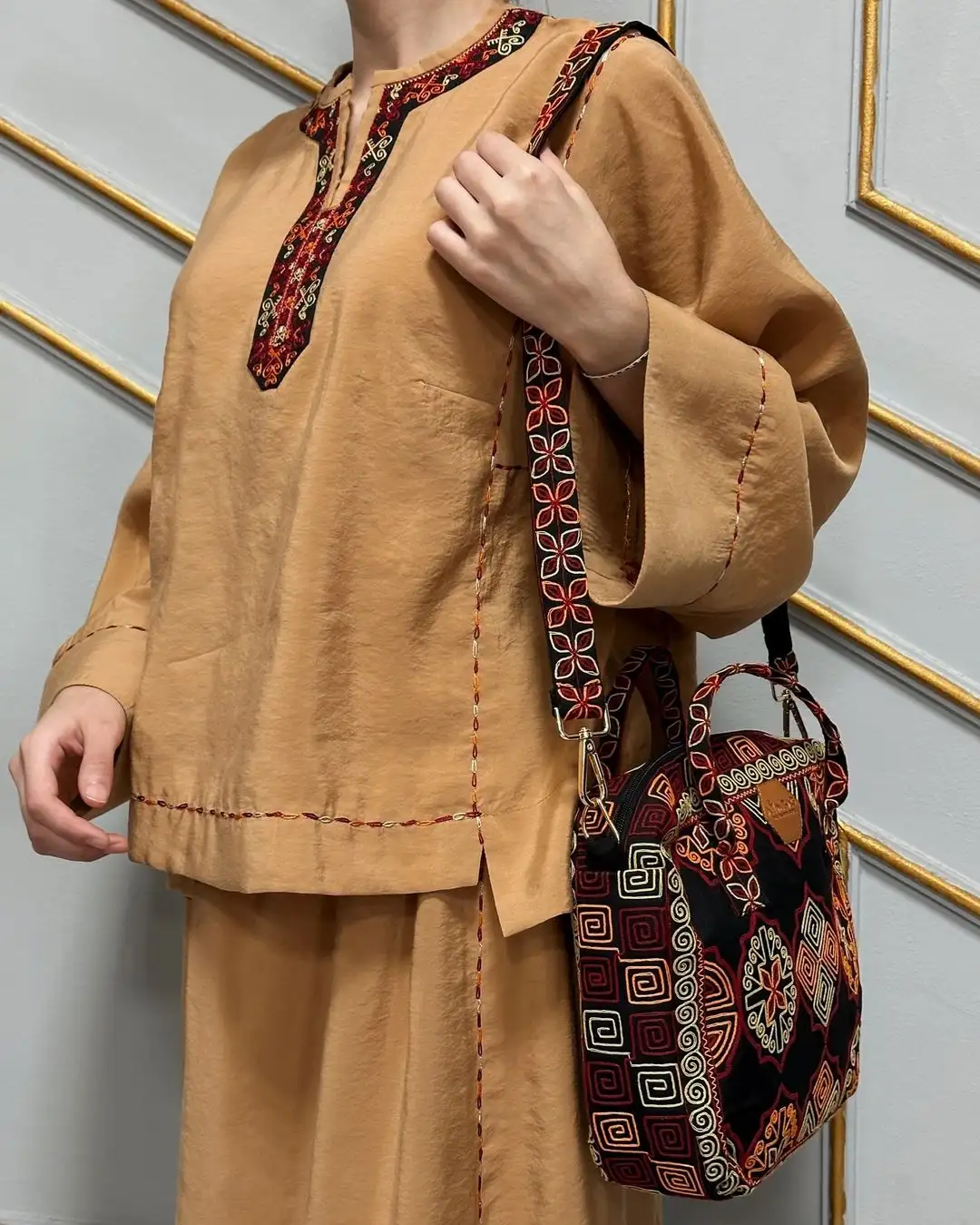 Türkmen fasonlar pombarh fasonlar Fasonlar 2025 fasonlar fason moda modalar Bezen bezen Türkmen fasonlar 2026 Türkmen fasonlar 2025 Türkmen fasonlar 2024 Türkmen fasonlar 2023 turkmenistan türkmenistan turkmen türkmen ashgabat  asgabat aşgabat balkan mary lebap dashoguz dasoguz daşoguz pombarh ponbarhat gulyupek gülýüpek stapel ştapel Gralan Çüýdeşen Abaýa Gadymy Krep Gurultaý 	Keteni Ýüpek Şifon Gipýur Lyon Welwet Atlas Kaşemir Streýç Suzana Ştapel Gülýüpek Pombarh Ýupka Gursakça Aksesuarlar Palto Penjek Okuw eşik Fata Sport eşik Uniforma Nakidka Öýme Şarf kompýuter ýaka ýaglyk Arenda köýnek 2nji el köýnek Taýyn köýnek Matalar Milli lybas milli lybaslar Toý köýnek Toý köýnekler toy koynek toy koynekler gundelik koynekler Gündelik	 
 köýnekler fata koynek Modern taze fason Eskiz koynektm turkmenkoynek türkmenkoynek fason moda moda fasonlar Iş eşik el iş	sada	ýakaly ýakasyz	keşdeli biserli	ýeňli giň nagyşly ýüregi açyk stoýka ýaka ýanly kombinasiýa 	zerli üsti aşak guşakly seçekli gysga ýeňli Gündelik sada  Ak, Çal, Gülgüne, Benewşe, Mämişi, Goýy-gök  Taýyn köýnek