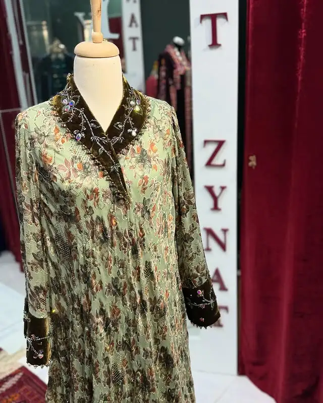 Türkmen fasonlar pombarh fasonlar Fasonlar 2025 fasonlar fason moda modalar Bezen bezen Türkmen fasonlar 2026 Türkmen fasonlar 2025 Türkmen fasonlar 2024 Türkmen fasonlar 2023 turkmenistan türkmenistan turkmen türkmen ashgabat  asgabat aşgabat balkan mary lebap dashoguz dasoguz daşoguz pombarh ponbarhat gulyupek gülýüpek stapel ştapel Gralan Çüýdeşen Abaýa Gadymy Krep Gurultaý 	Keteni Ýüpek Şifon Gipýur Lyon Welwet Atlas Kaşemir Streýç Suzana Ştapel Gülýüpek Pombarh Ýupka Gursakça Aksesuarlar Palto Penjek Okuw eşik Fata Sport eşik Uniforma Nakidka Öýme Şarf kompýuter ýaka ýaglyk Arenda köýnek 2nji el köýnek Taýyn köýnek Matalar Milli lybas milli lybaslar Toý köýnek Toý köýnekler toy koynek toy koynekler gundelik koynekler Gündelik	 
 köýnekler fata koynek Modern taze fason Eskiz koynektm turkmenkoynek türkmenkoynek fason moda moda fasonlar Iş eşik el iş	sada	ýakaly ýakasyz	keşdeli biserli	ýeňli giň nagyşly ýüregi açyk stoýka ýaka ýanly kombinasiýa 	zerli üsti aşak guşakly seçekli gysga ýeňli Panbarhat (Pombarh), Lyon, Ýüpek Toý köýnek el iş, sada, ýakasyz, biserli, ýeňli, giň, kombinasiýa 17-25, 26-35 Bežewyý, Goňur, Altyn yaz, tomus