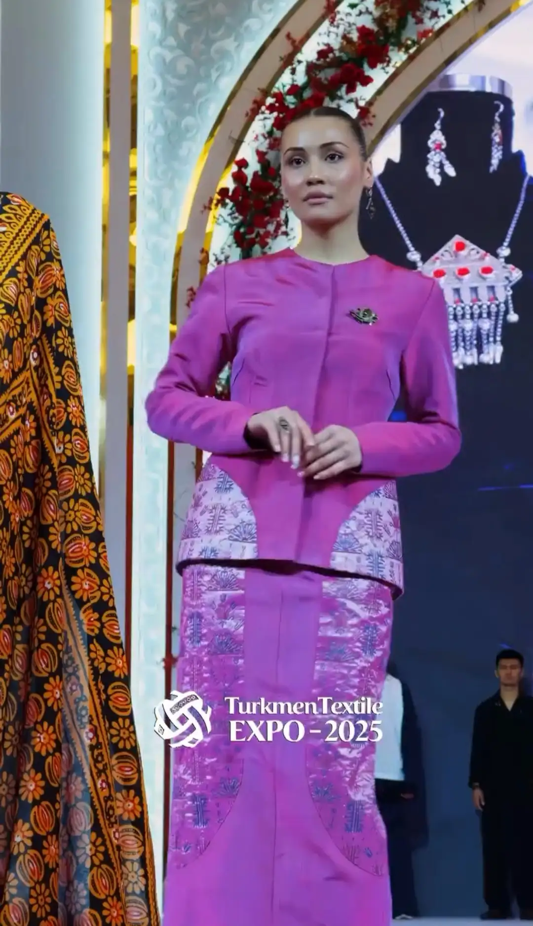 Türkmen fasonlar pombarh fasonlar Fasonlar 2025 fasonlar fason moda modalar Bezen bezen Türkmen fasonlar 2026 Türkmen fasonlar 2025 Türkmen fasonlar 2024 Türkmen fasonlar 2023 turkmenistan türkmenistan turkmen türkmen ashgabat  asgabat aşgabat balkan mary lebap dashoguz dasoguz daşoguz pombarh ponbarhat gulyupek gülýüpek stapel ştapel Gralan Çüýdeşen Abaýa Gadymy Krep Gurultaý 	Keteni Ýüpek Şifon Gipýur Lyon Welwet Atlas Kaşemir Streýç Suzana Ştapel Gülýüpek Pombarh Ýupka Gursakça Aksesuarlar Palto Penjek Okuw eşik Fata Sport eşik Uniforma Nakidka Öýme Şarf kompýuter ýaka ýaglyk Arenda köýnek 2nji el köýnek Taýyn köýnek Matalar Milli lybas milli lybaslar Toý köýnek Toý köýnekler toy koynek toy koynekler gundelik koynekler Gündelik	 
 köýnekler fata koynek Modern taze fason Eskiz koynektm turkmenkoynek türkmenkoynek fason moda moda fasonlar Iş eşik el iş	sada	ýakaly ýakasyz	keşdeli biserli	ýeňli giň nagyşly ýüregi açyk stoýka ýaka ýanly kombinasiýa 	zerli üsti aşak guşakly seçekli gysga ýeňli Şantu Modern TürkmenTextile Expo 2025 17-25, 26-35 Gülgüne tomus, guyz