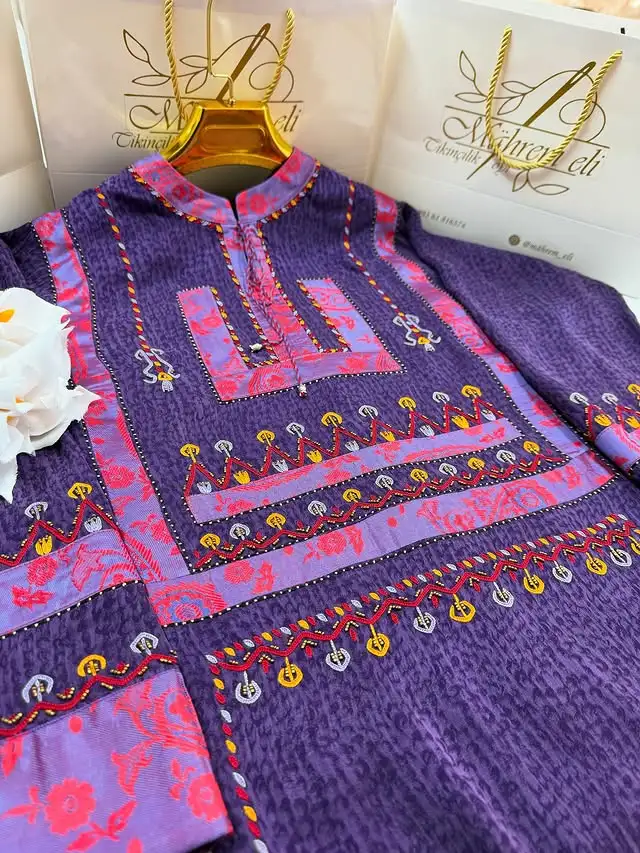 Türkmen fasonlar pombarh fasonlar Fasonlar 2025 fasonlar fason moda modalar Bezen bezen Türkmen fasonlar 2026 Türkmen fasonlar 2025 Türkmen fasonlar 2024 Türkmen fasonlar 2023 turkmenistan türkmenistan turkmen türkmen ashgabat  asgabat aşgabat balkan mary lebap dashoguz dasoguz daşoguz pombarh ponbarhat gulyupek gülýüpek stapel ştapel Gralan Çüýdeşen Abaýa Gadymy Krep Gurultaý 	Keteni Ýüpek Şifon Gipýur Lyon Welwet Atlas Kaşemir Streýç Suzana Ştapel Gülýüpek Pombarh Ýupka Gursakça Aksesuarlar Palto Penjek Okuw eşik Fata Sport eşik Uniforma Nakidka Öýme Şarf kompýuter ýaka ýaglyk Arenda köýnek 2nji el köýnek Taýyn köýnek Matalar Milli lybas milli lybaslar Toý köýnek Toý köýnekler toy koynek toy koynekler gundelik koynekler Gündelik	 
 köýnekler fata koynek Modern taze fason Eskiz koynektm turkmenkoynek türkmenkoynek fason moda moda fasonlar Iş eşik el iş	sada	ýakaly ýakasyz	keşdeli biserli	ýeňli giň nagyşly ýüregi açyk stoýka ýaka ýanly kombinasiýa 	zerli üsti aşak guşakly seçekli gysga ýeňli Gülýüpek Toý köýnek keşdeli, ýeňli, giň, nagyşly 26-35, 35+ Gyzyl, #4B2C75 yaz, tomus, guyz, gysh