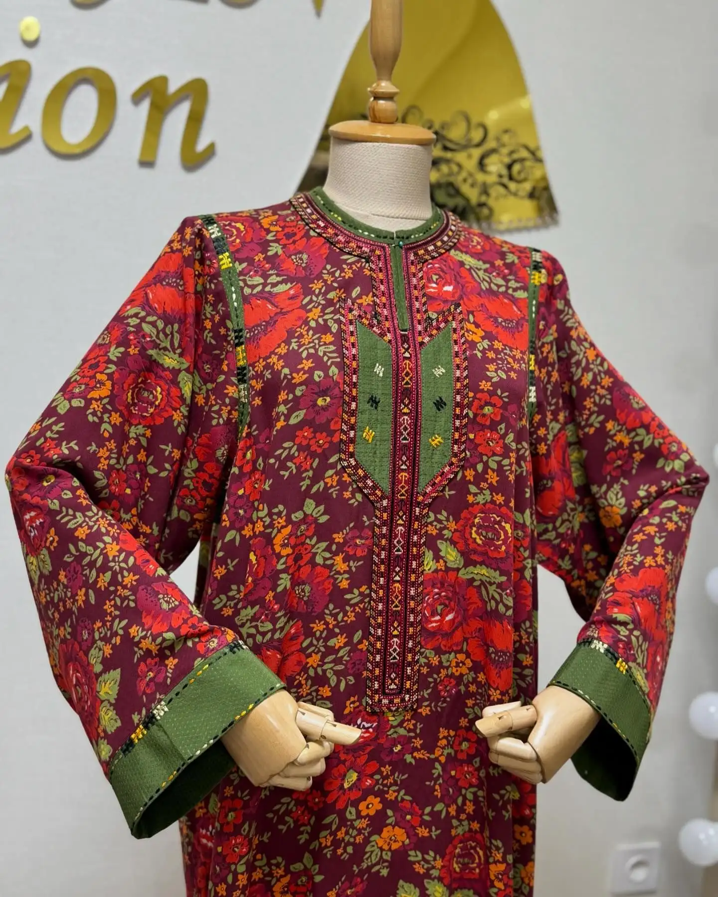 Türkmen fasonlar pombarh fasonlar Fasonlar 2025 fasonlar fason moda modalar Bezen bezen Türkmen fasonlar 2026 Türkmen fasonlar 2025 Türkmen fasonlar 2024 Türkmen fasonlar 2023 turkmenistan türkmenistan turkmen türkmen ashgabat  asgabat aşgabat balkan mary lebap dashoguz dasoguz daşoguz pombarh ponbarhat gulyupek gülýüpek stapel ştapel Gralan Çüýdeşen Abaýa Gadymy Krep Gurultaý 	Keteni Ýüpek Şifon Gipýur Lyon Welwet Atlas Kaşemir Streýç Suzana Ştapel Gülýüpek Pombarh Ýupka Gursakça Aksesuarlar Palto Penjek Okuw eşik Fata Sport eşik Uniforma Nakidka Öýme Şarf kompýuter ýaka ýaglyk Arenda köýnek 2nji el köýnek Taýyn köýnek Matalar Milli lybas milli lybaslar Toý köýnek Toý köýnekler toy koynek toy koynekler gundelik koynekler Gündelik	 
 köýnekler fata koynek Modern taze fason Eskiz koynektm turkmenkoynek türkmenkoynek fason moda moda fasonlar Iş eşik el iş	sada	ýakaly ýakasyz	keşdeli biserli	ýeňli giň nagyşly ýüregi açyk stoýka ýaka ýanly kombinasiýa 	zerli üsti aşak guşakly seçekli gysga ýeňli Ştapel Gündelik el iş, ýakaly  Goýy-gyzyl, Gyzyl