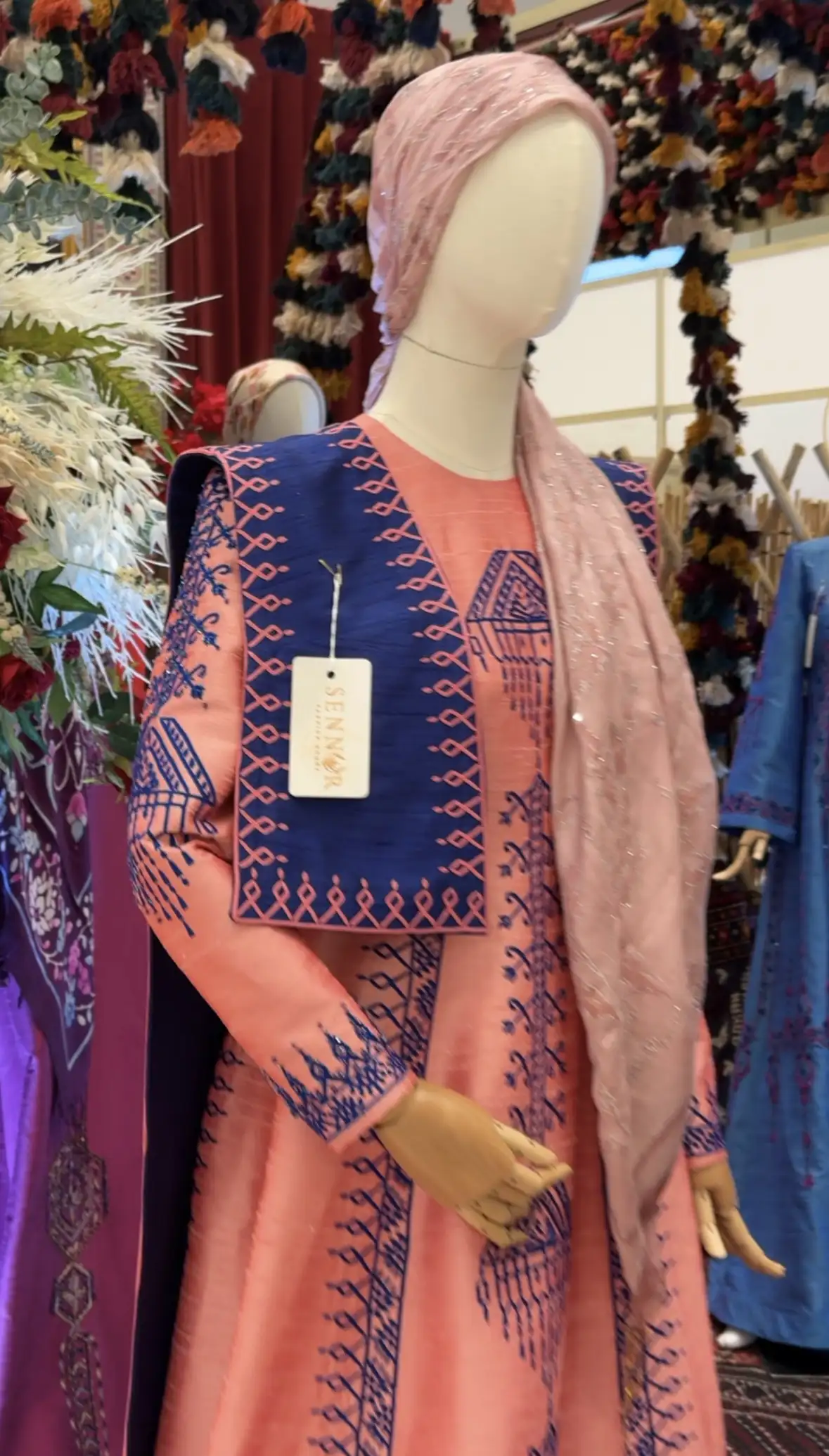 Türkmen fasonlar pombarh fasonlar Fasonlar 2025 fasonlar fason moda modalar Bezen bezen Türkmen fasonlar 2026 Türkmen fasonlar 2025 Türkmen fasonlar 2024 Türkmen fasonlar 2023 turkmenistan türkmenistan turkmen türkmen ashgabat  asgabat aşgabat balkan mary lebap dashoguz dasoguz daşoguz pombarh ponbarhat gulyupek gülýüpek stapel ştapel Gralan Çüýdeşen Abaýa Gadymy Krep Gurultaý 	Keteni Ýüpek Şifon Gipýur Lyon Welwet Atlas Kaşemir Streýç Suzana Ştapel Gülýüpek Pombarh Ýupka Gursakça Aksesuarlar Palto Penjek Okuw eşik Fata Sport eşik Uniforma Nakidka Öýme Şarf kompýuter ýaka ýaglyk Arenda köýnek 2nji el köýnek Taýyn köýnek Matalar Milli lybas milli lybaslar Toý köýnek Toý köýnekler toy koynek toy koynekler gundelik koynekler Gündelik	 
 köýnekler fata koynek Modern taze fason Eskiz koynektm turkmenkoynek türkmenkoynek fason moda moda fasonlar Iş eşik el iş	sada	ýakaly ýakasyz	keşdeli biserli	ýeňli giň nagyşly ýüregi açyk stoýka ýaka ýanly kombinasiýa 	zerli üsti aşak guşakly seçekli gysga ýeňli Şantu Toý köýnek TürkmenTextile Expo 2025 26-35 Gülgüne tomus, guyz