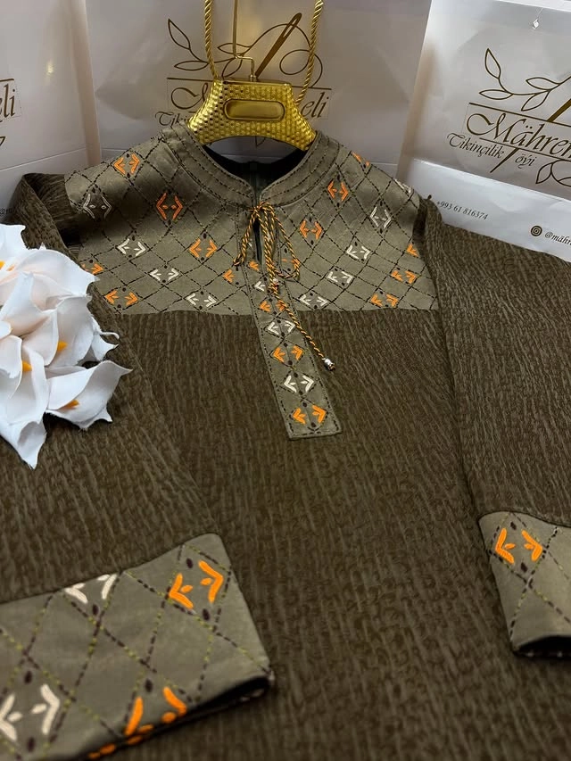 Türkmen fasonlar pombarh fasonlar Fasonlar 2025 fasonlar fason moda modalar Bezen bezen Türkmen fasonlar 2026 Türkmen fasonlar 2025 Türkmen fasonlar 2024 Türkmen fasonlar 2023 turkmenistan türkmenistan turkmen türkmen ashgabat  asgabat aşgabat balkan mary lebap dashoguz dasoguz daşoguz pombarh ponbarhat gulyupek gülýüpek stapel ştapel Gralan Çüýdeşen Abaýa Gadymy Krep Gurultaý 	Keteni Ýüpek Şifon Gipýur Lyon Welwet Atlas Kaşemir Streýç Suzana Ştapel Gülýüpek Pombarh Ýupka Gursakça Aksesuarlar Palto Penjek Okuw eşik Fata Sport eşik Uniforma Nakidka Öýme Şarf kompýuter ýaka ýaglyk Arenda köýnek 2nji el köýnek Taýyn köýnek Matalar Milli lybas milli lybaslar Toý köýnek Toý köýnekler toy koynek toy koynekler gundelik koynekler Gündelik	 
 köýnekler fata koynek Modern taze fason Eskiz koynektm turkmenkoynek türkmenkoynek fason moda moda fasonlar Iş eşik el iş	sada	ýakaly ýakasyz	keşdeli biserli	ýeňli giň nagyşly ýüregi açyk stoýka ýaka ýanly kombinasiýa 	zerli üsti aşak guşakly seçekli gysga ýeňli Gündelik sada, ýakaly, ýeňli, giň 26-35, 35+ Goýy-goňur yaz, tomus, guyz, gysh