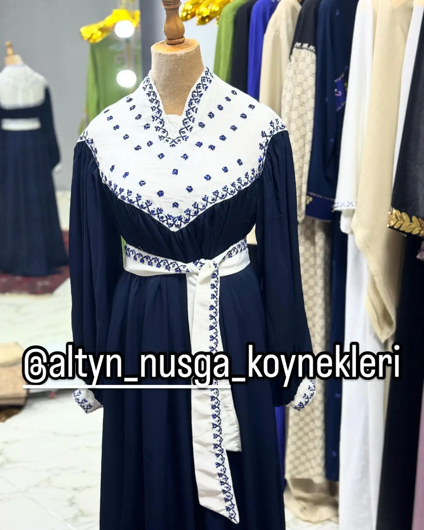 Türkmen fasonlar pombarh fasonlar Fasonlar 2025 fasonlar fason moda modalar Bezen bezen Türkmen fasonlar 2026 Türkmen fasonlar 2025 Türkmen fasonlar 2024 Türkmen fasonlar 2023 turkmenistan türkmenistan turkmen türkmen ashgabat  asgabat aşgabat balkan mary lebap dashoguz dasoguz daşoguz pombarh ponbarhat gulyupek gülýüpek stapel ştapel Gralan Çüýdeşen Abaýa Gadymy Krep Gurultaý 	Keteni Ýüpek Şifon Gipýur Lyon Welwet Atlas Kaşemir Streýç Suzana Ştapel Gülýüpek Pombarh Ýupka Gursakça Aksesuarlar Palto Penjek Okuw eşik Fata Sport eşik Uniforma Nakidka Öýme Şarf kompýuter ýaka ýaglyk Arenda köýnek 2nji el köýnek Taýyn köýnek Matalar Milli lybas milli lybaslar Toý köýnek Toý köýnekler toy koynek toy koynekler gundelik koynekler Gündelik	 
 köýnekler fata koynek Modern taze fason Eskiz koynektm turkmenkoynek türkmenkoynek fason moda moda fasonlar Iş eşik el iş	sada	ýakaly ýakasyz	keşdeli biserli	ýeňli giň nagyşly ýüregi açyk stoýka ýaka ýanly kombinasiýa 	zerli üsti aşak guşakly seçekli gysga ýeňli Şifon, Panbarhat (Pombarh)  el iş, keşdeli, ýakasyz, ýüregi açyk, stoýka ýaka  Ak, Goýy-gök